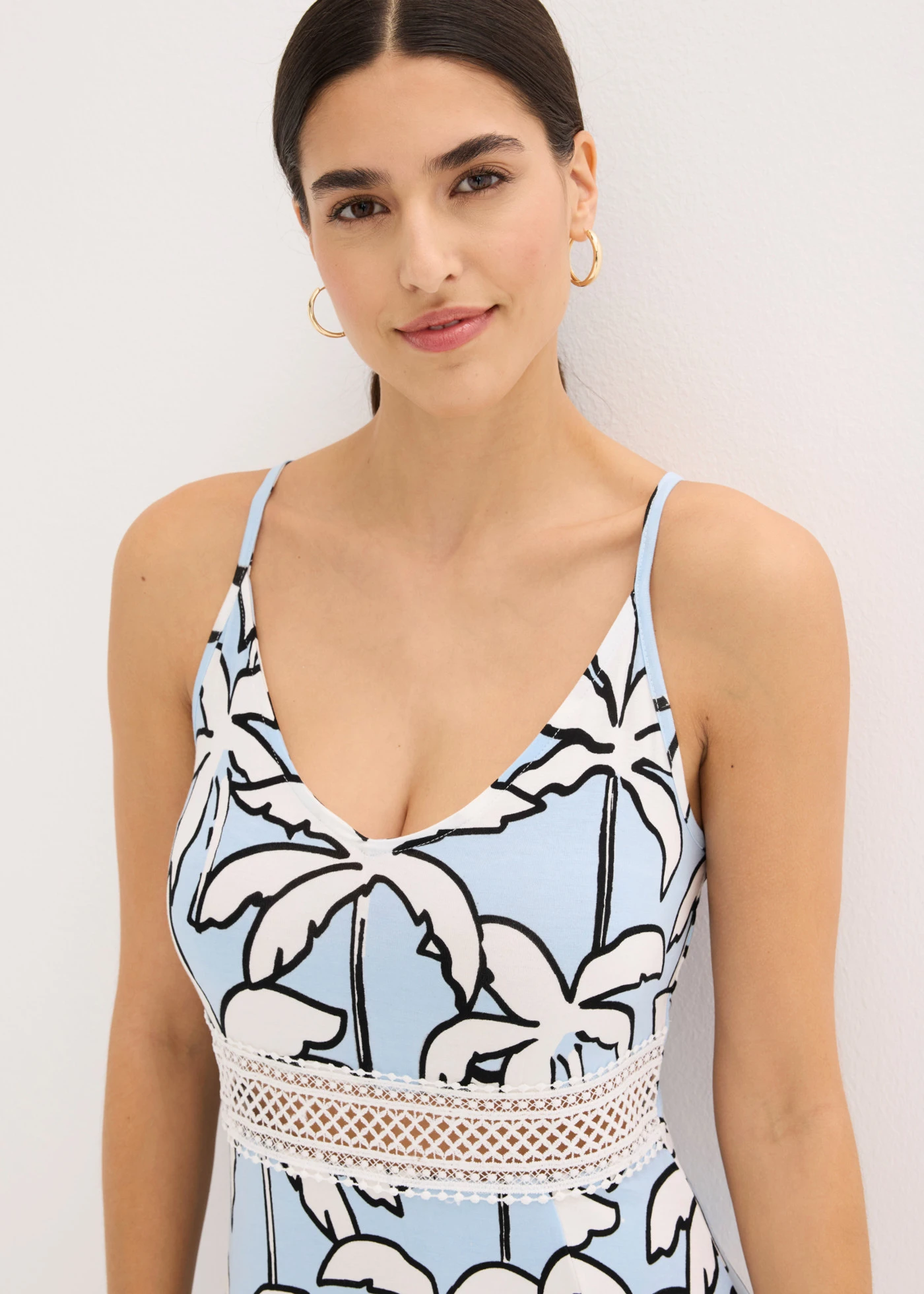 Maxi ruha csipkebetéttel • világoskék-pálmás • bonprix áruház