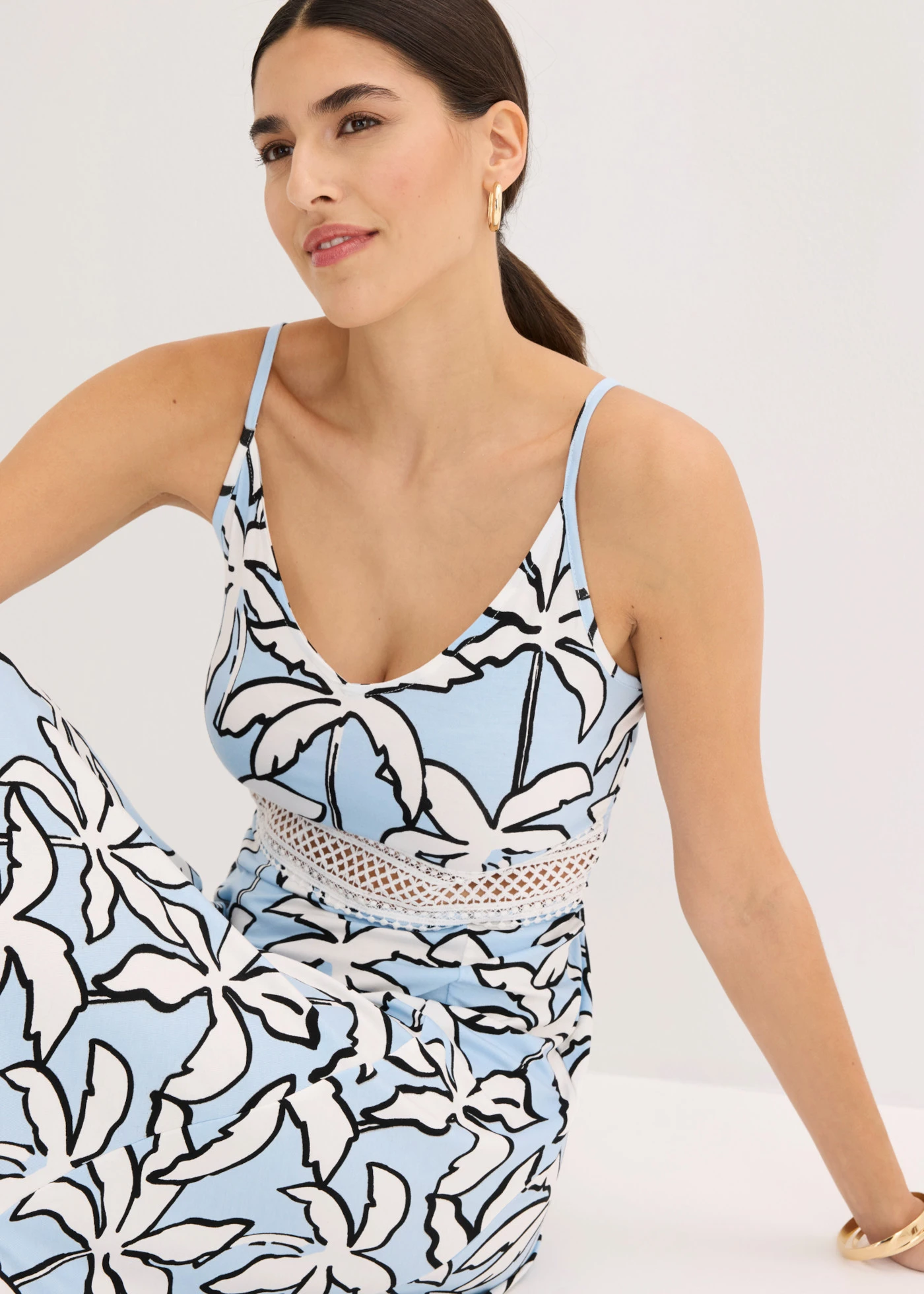 Maxi ruha csipkebetéttel • világoskék-pálmás • bonprix áruház