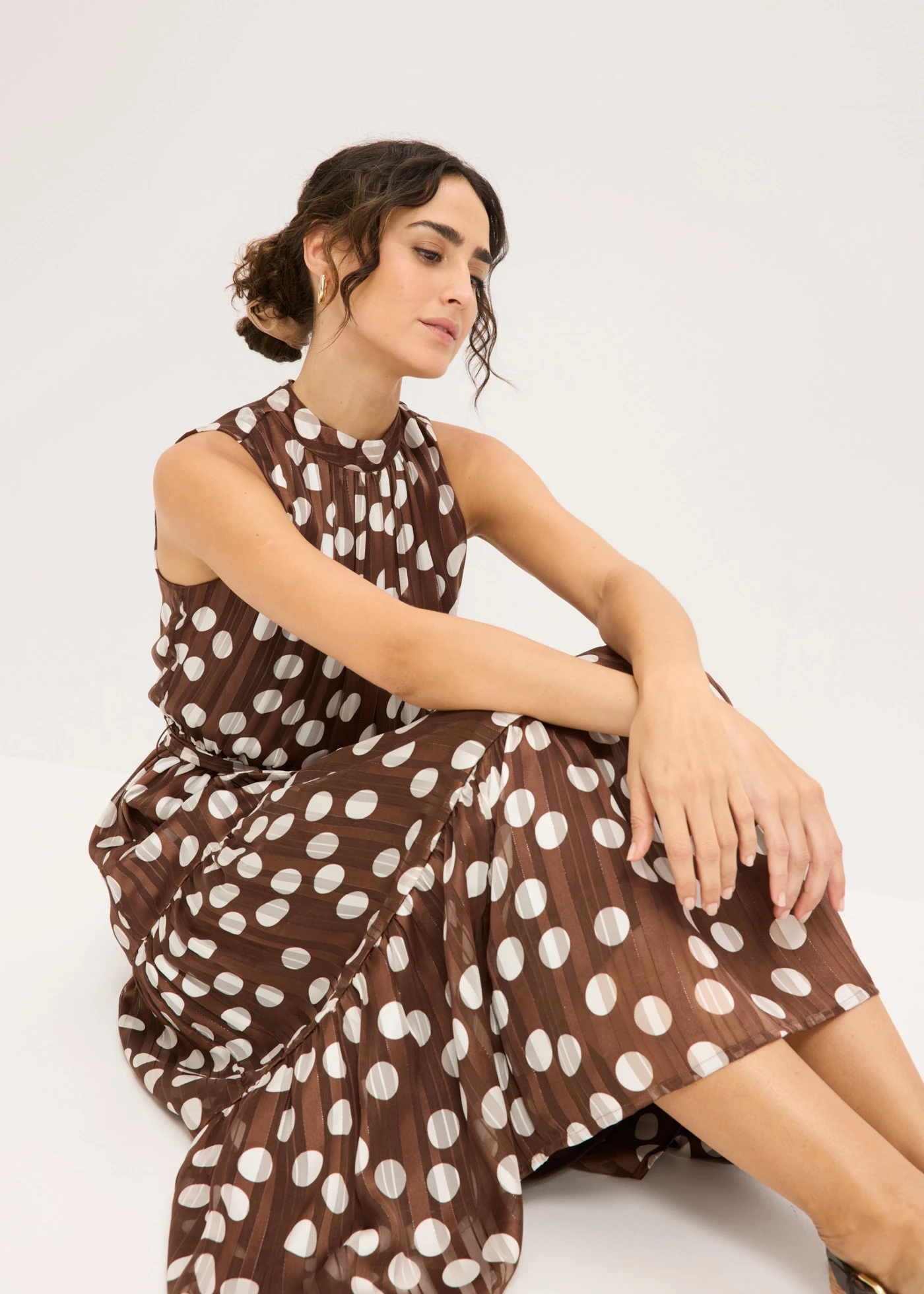 Rochie din șifon cu sclipici • maro/ecru punctat • magazin bonprix