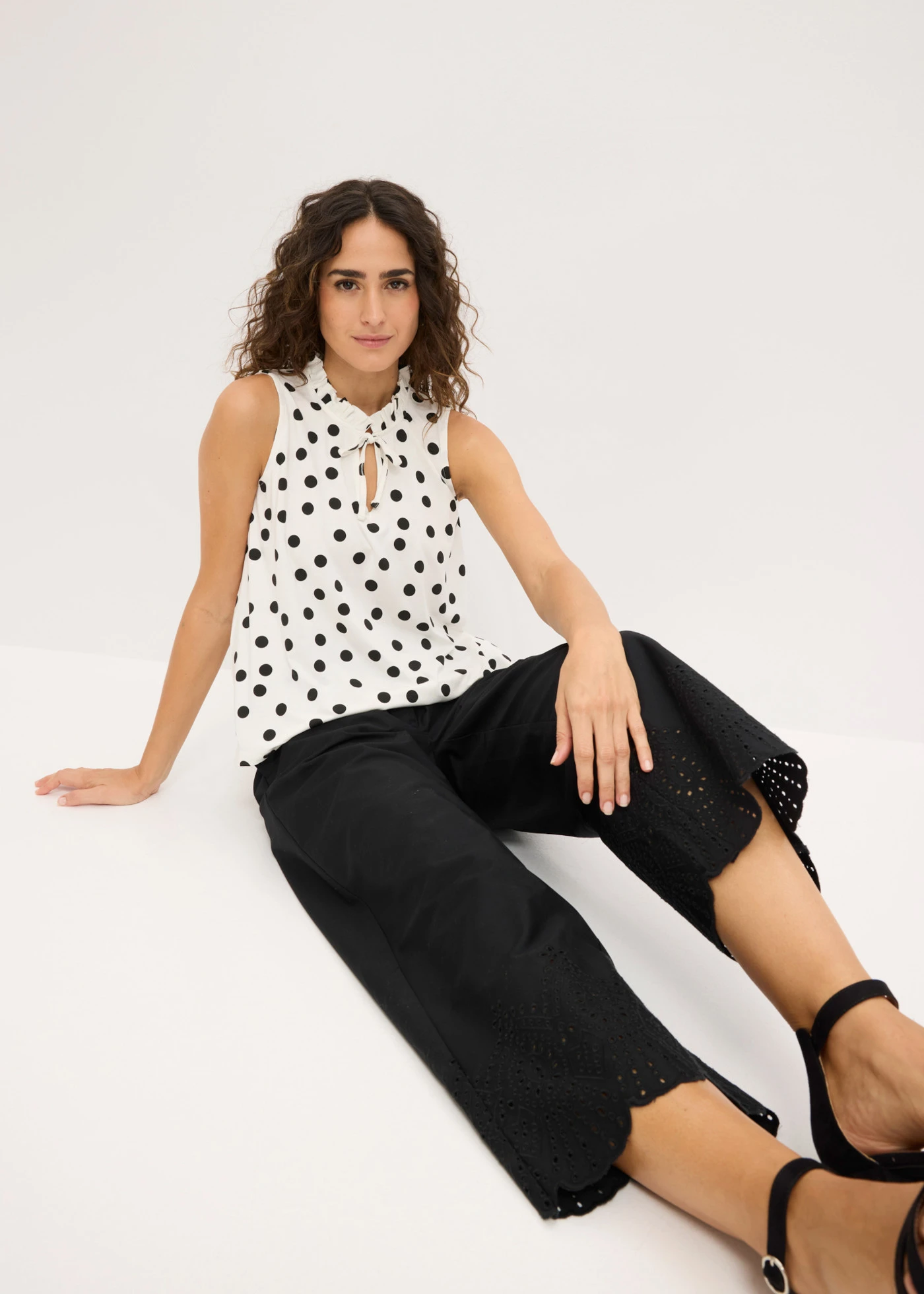 Top en jersey viscose • écru pois noir • Boutique bonprix