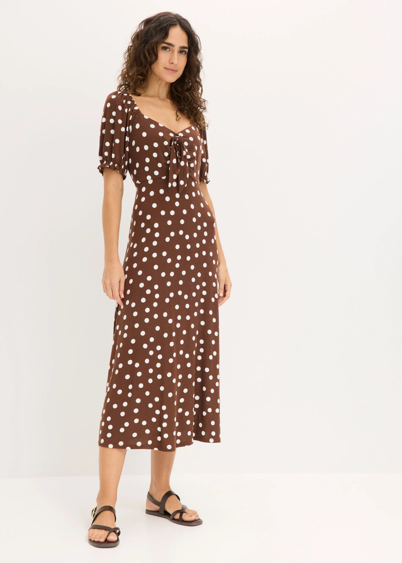 Robe midi en viscose extensible • marron pois blanc • Boutique bonprix