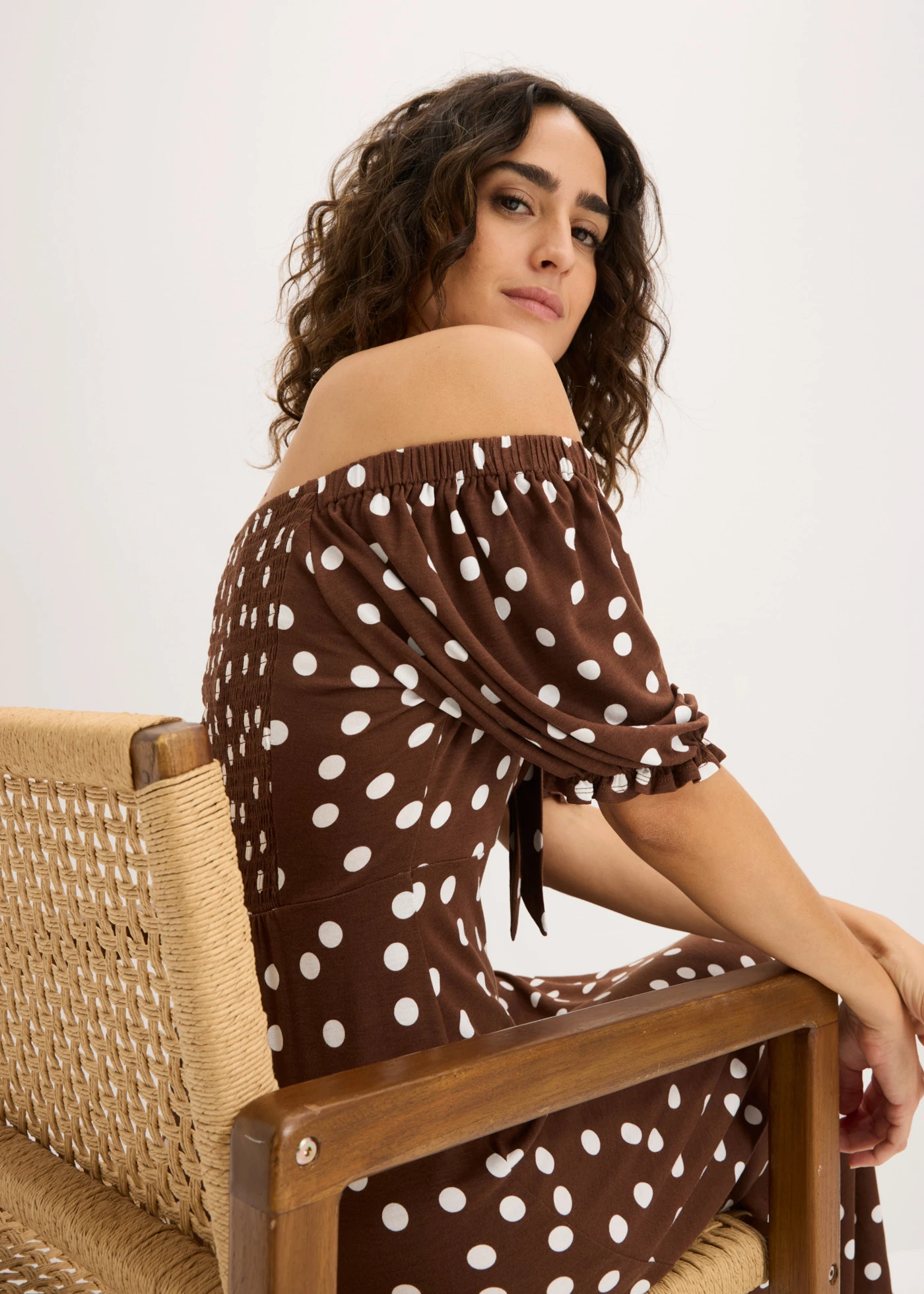 Robe midi en viscose extensible • marron pois blanc • Boutique bonprix