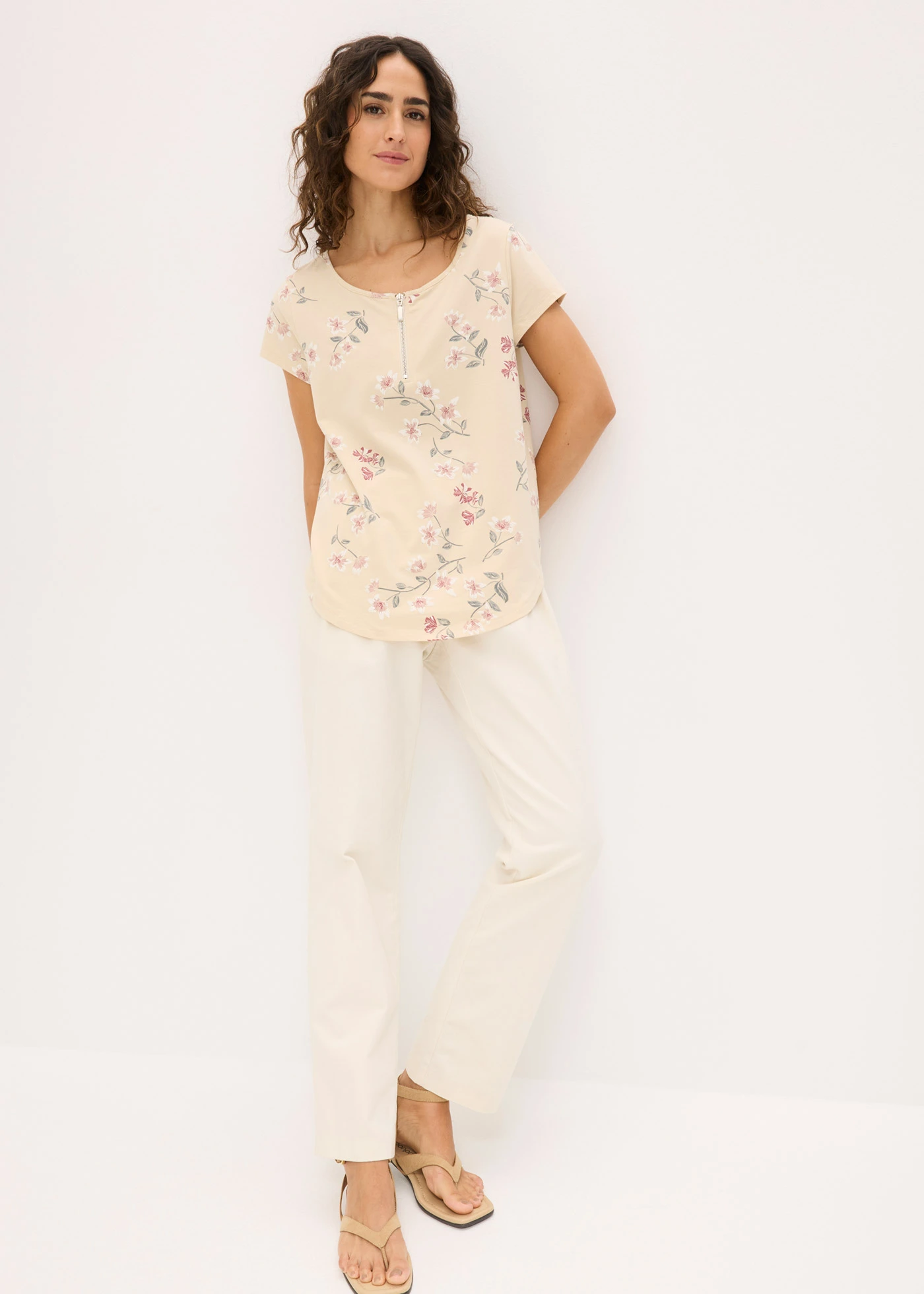 Oversized shirt in een katoenmix • lichtsand gebloemd • bonprix online shop