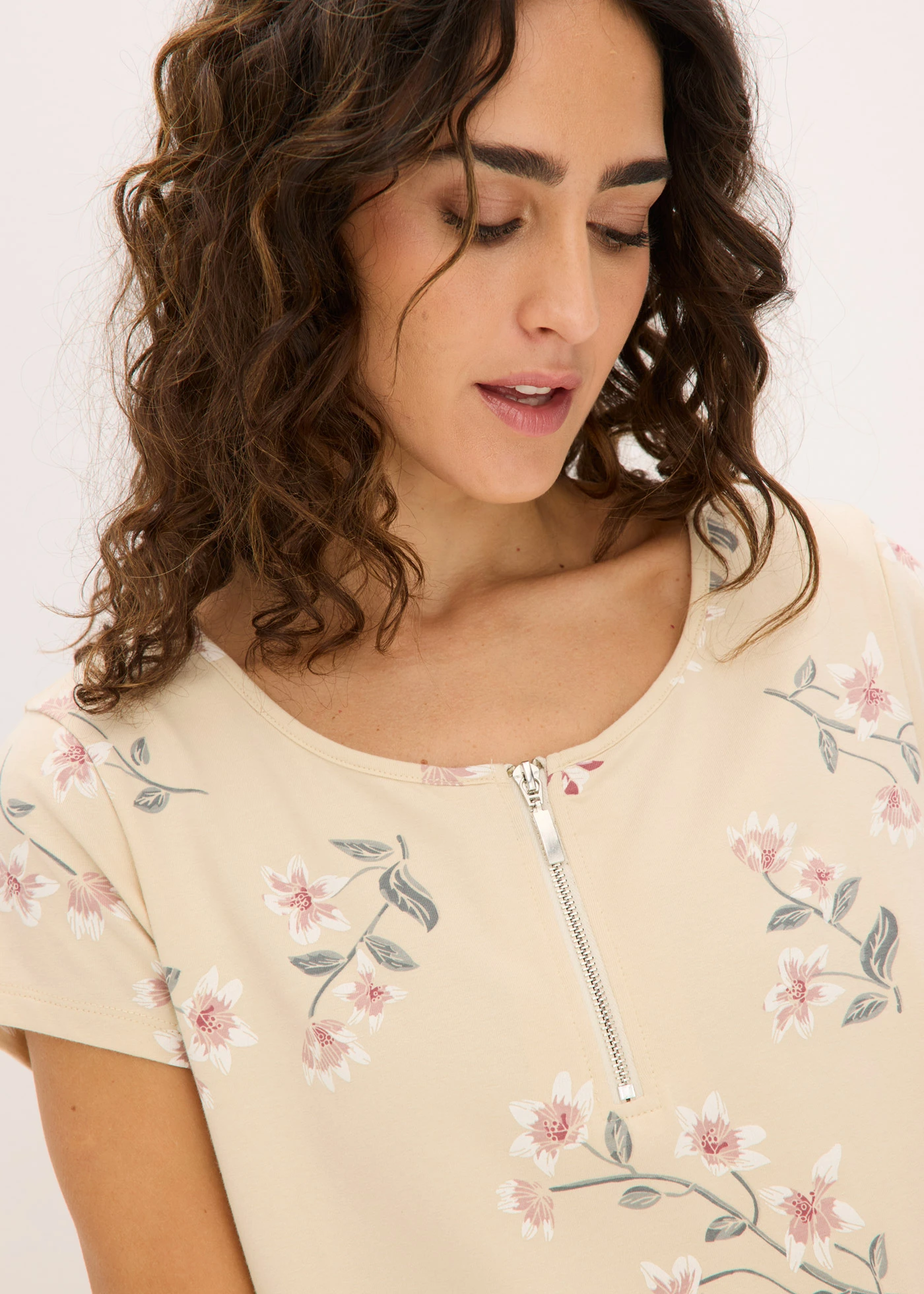 T-shirt oversize en coton extensible • sable clair floral • Boutique bonprix