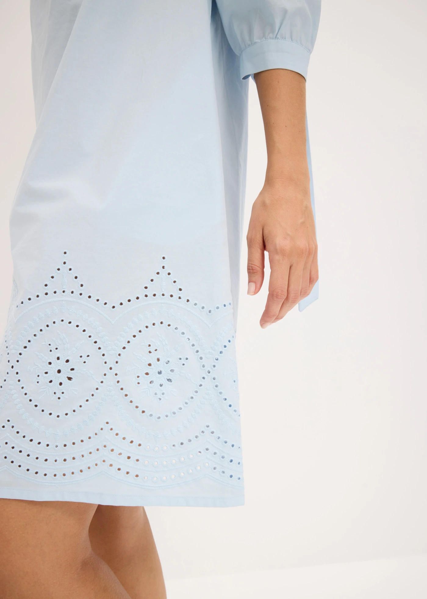 Robe col Bardot 100% coton avec broderies anglaises • bleu poudré • Boutique bonprix