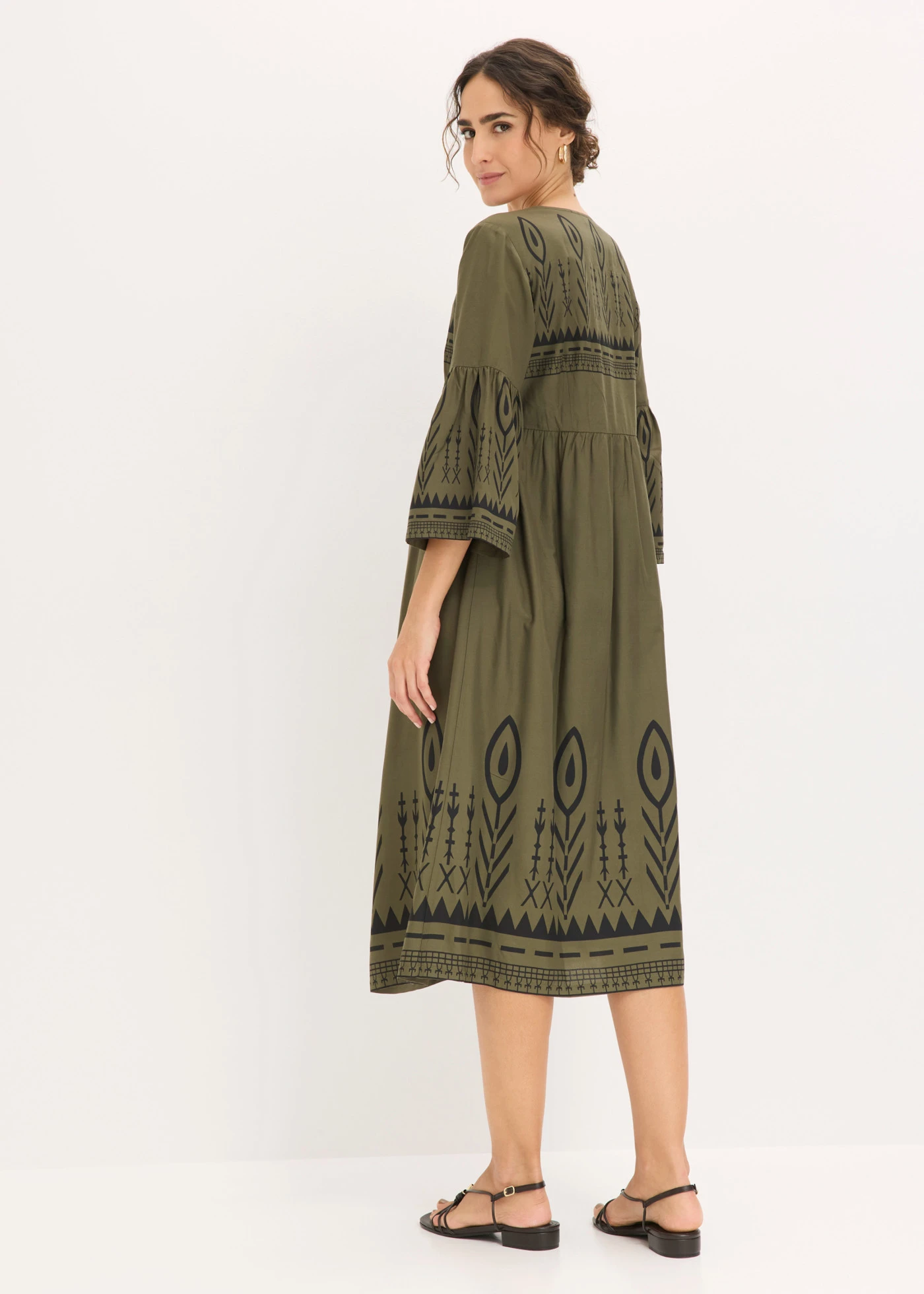 Robe midi en viscose fluide • olive foncé/noir imprimé • Boutique bonprix