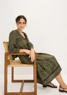 Robe midi en viscose fluide • olive foncé/noir imprimé • Boutique bonprix