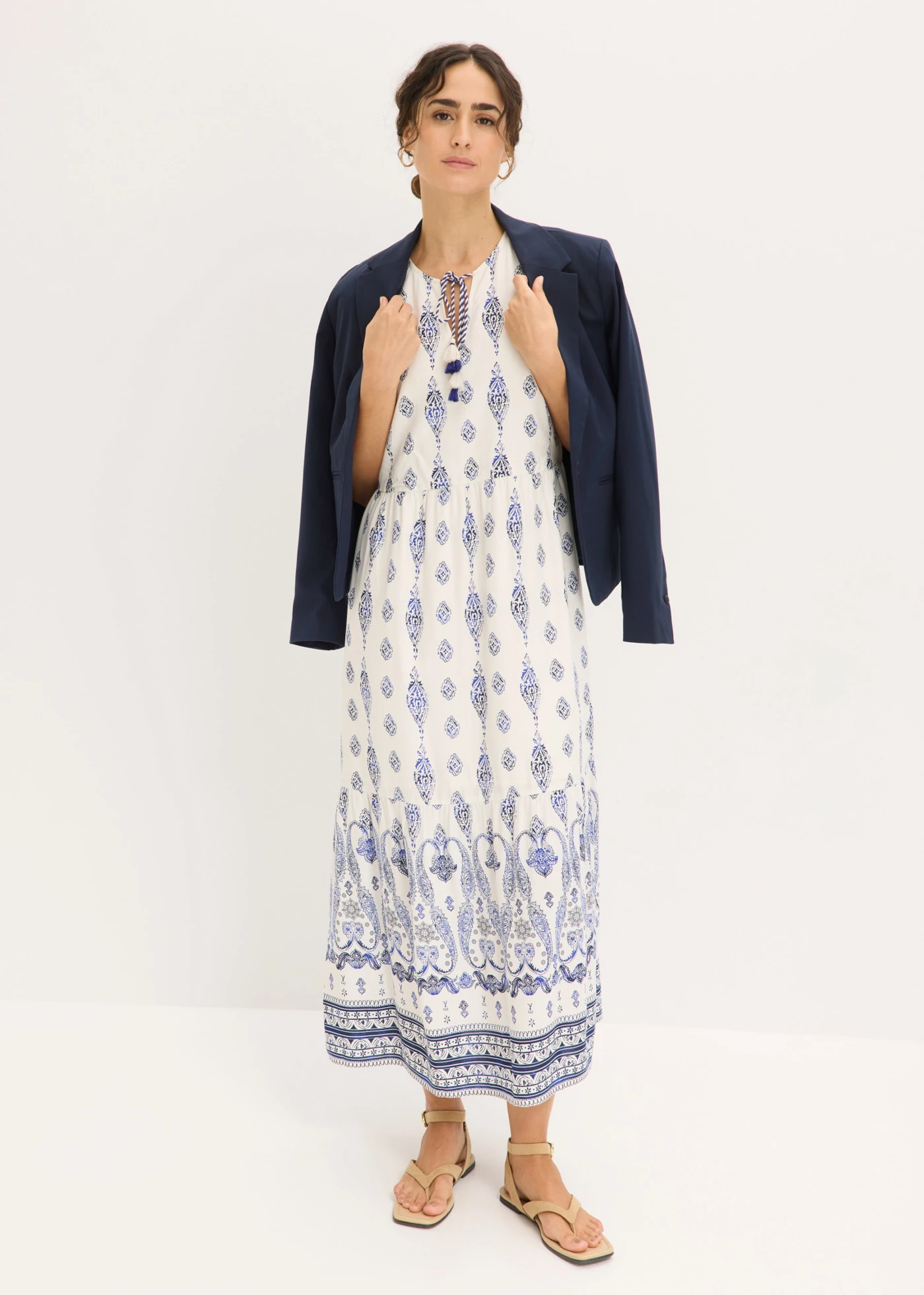 Robe longue en viscose fluide • blanc nacré-bleu foncé imprimé • Boutique bonprix