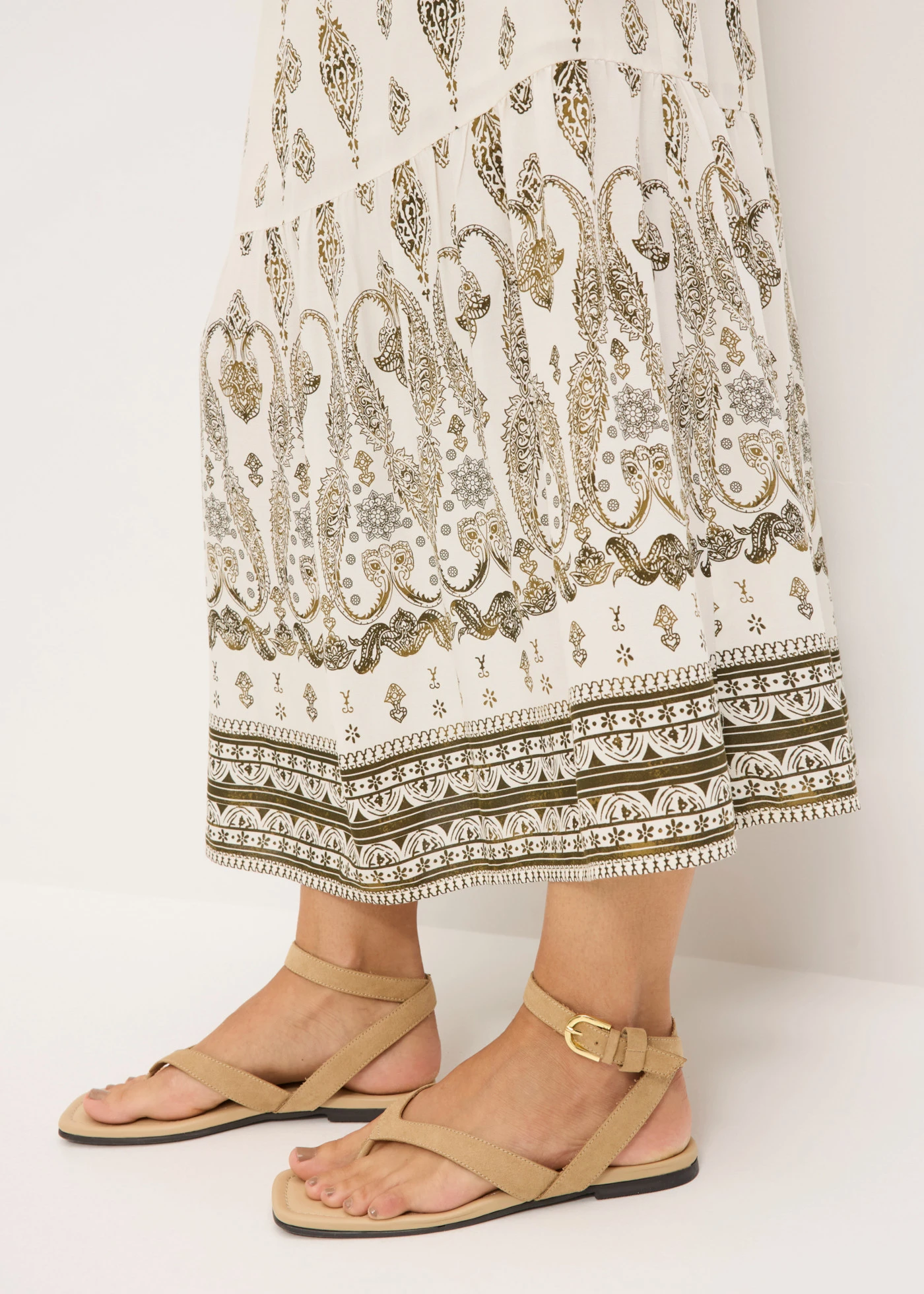 Robe longue en viscose fluide • blanc nacré-vert nature imprimé • Boutique bonprix