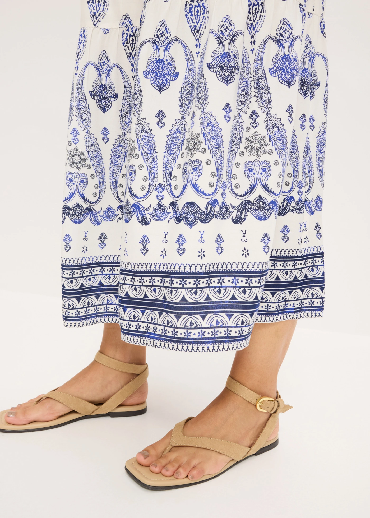 Robe longue en viscose fluide • blanc nacré-bleu foncé imprimé • Boutique bonprix