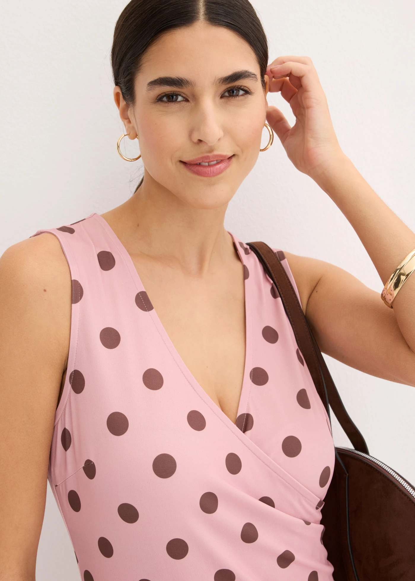 Rochie din jerse cu decolteu adânc • roz cenușiu/maro cu buline • magazin bonprix