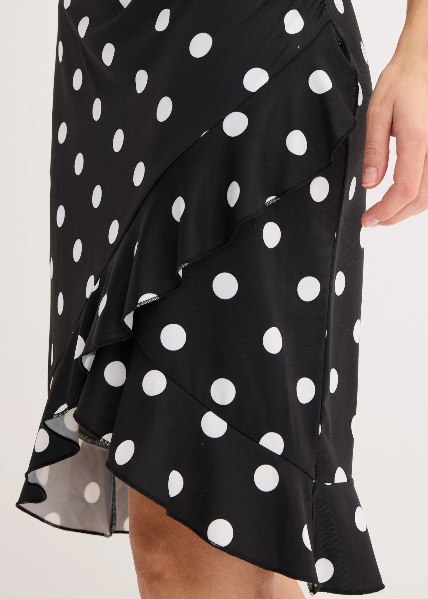 Robe en jersey à décolleté plongeant • noir pois blanc • Boutique bonprix