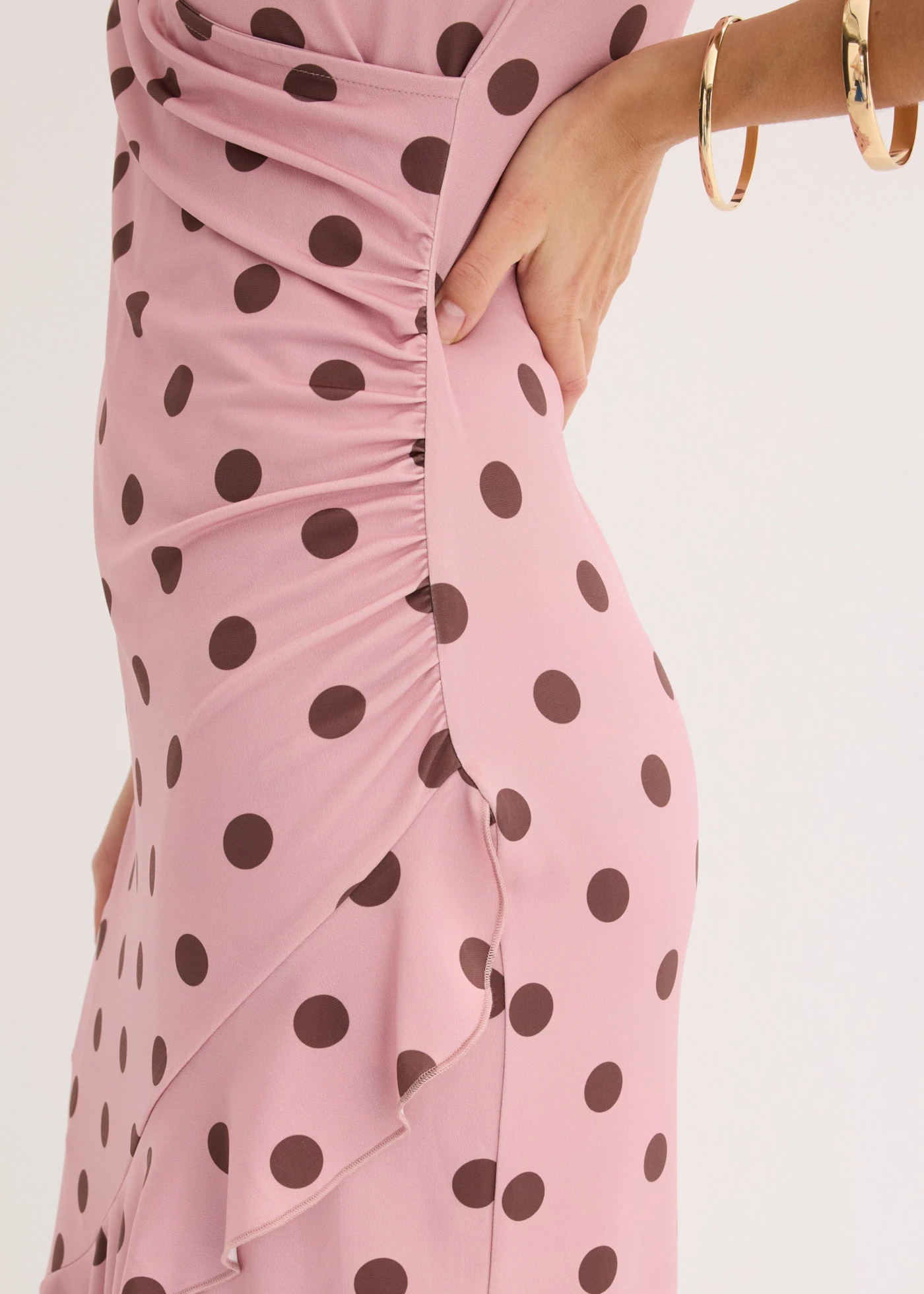 Robe en jersey à décolleté plongeant • rose cendré pois marron • Boutique bonprix