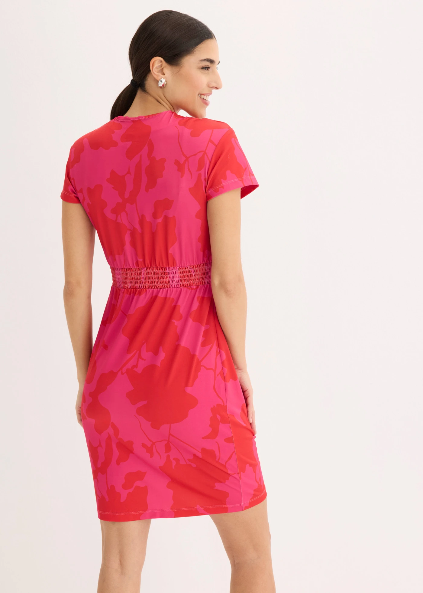 Robe en jersey avec effet twisté devant • fuchsia floral • Boutique bonprix