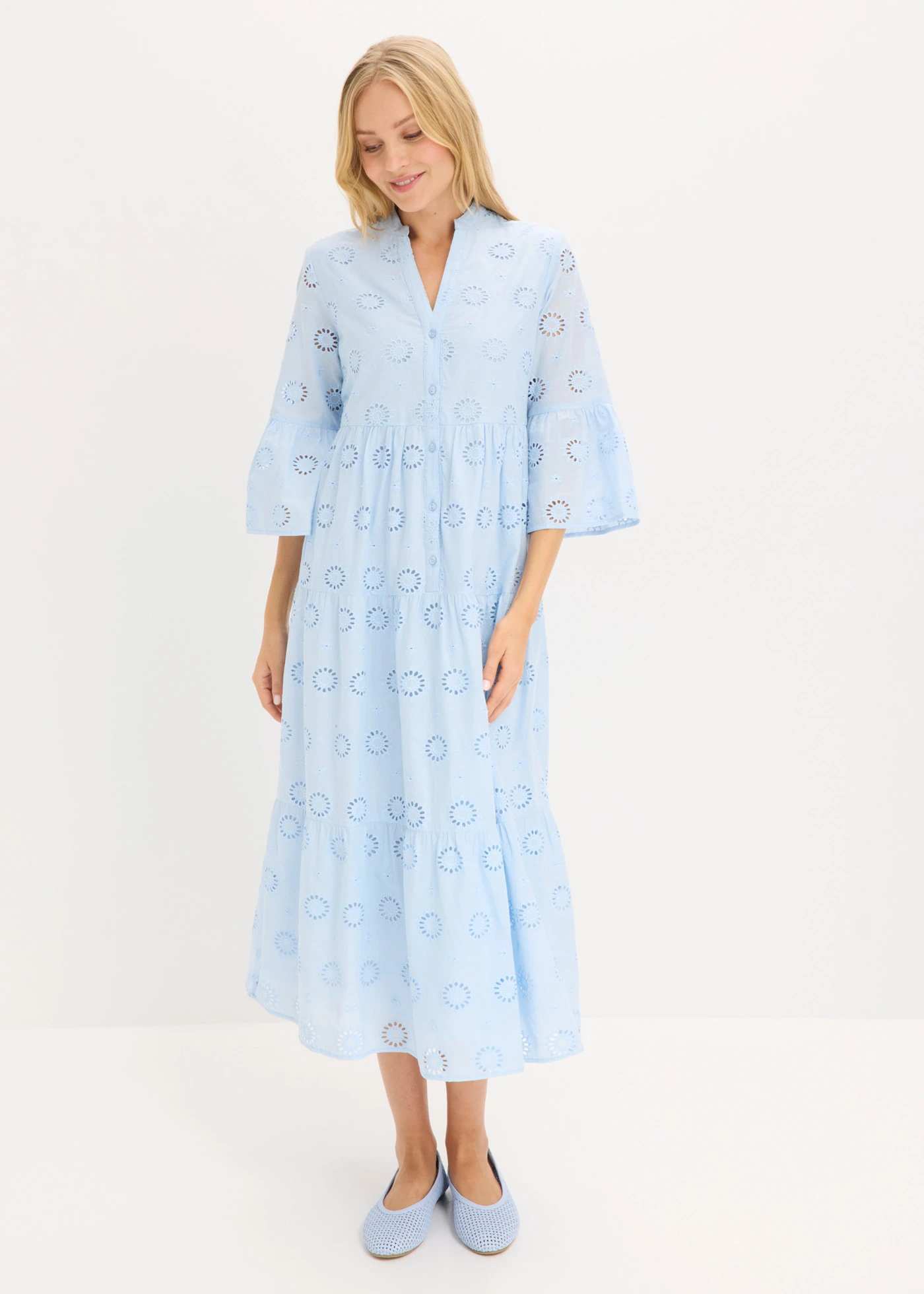Maxi jurk van katoen met broderie anglaise • poederblauw • bonprix online shop