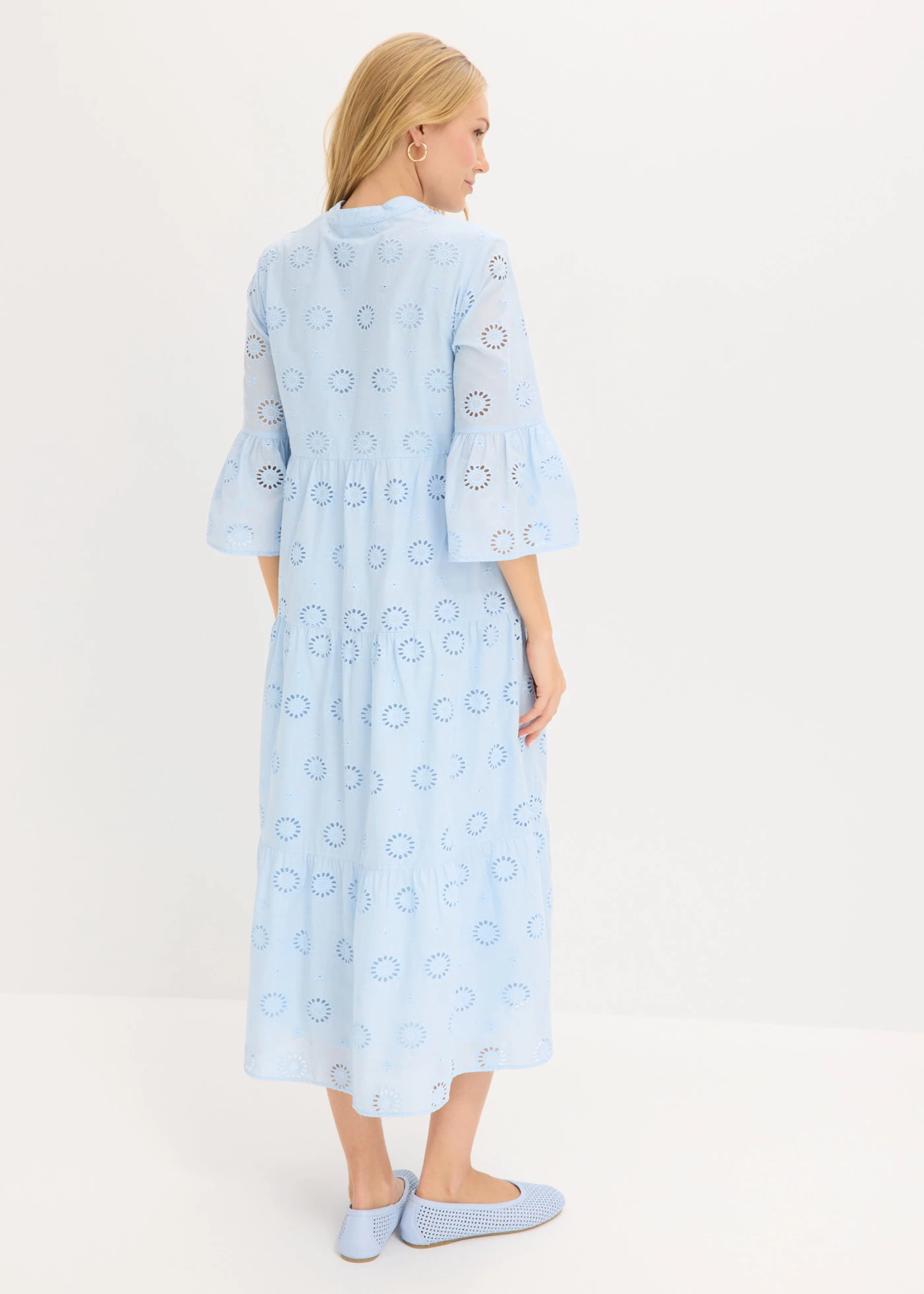 Maxi jurk van katoen met broderie anglaise • poederblauw • bonprix online shop