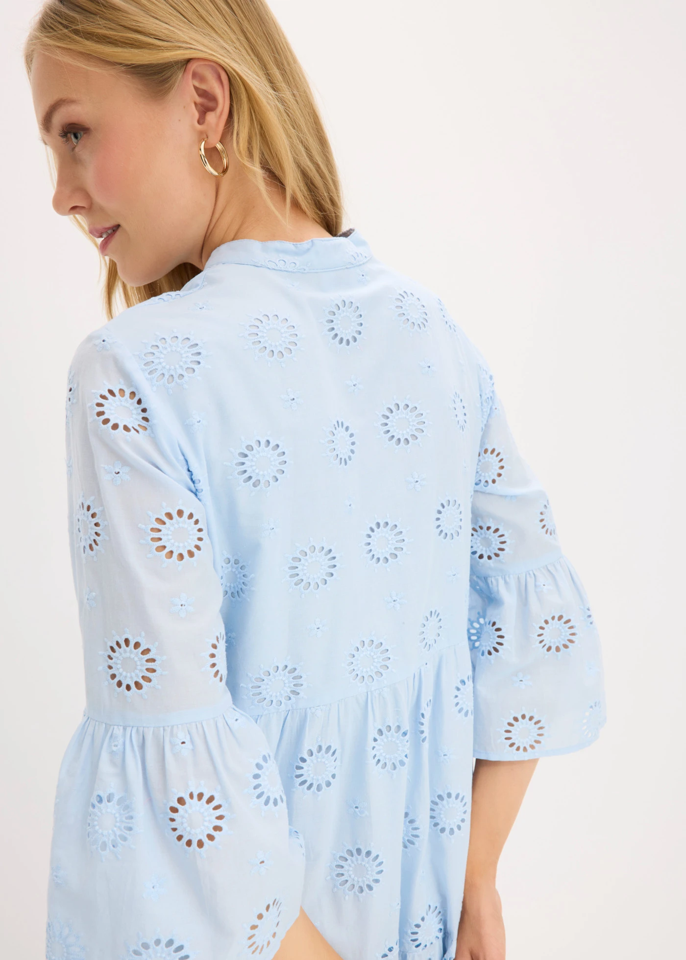 Robe longue 100% coton à broderies anglaises • bleu poudré • Boutique bonprix