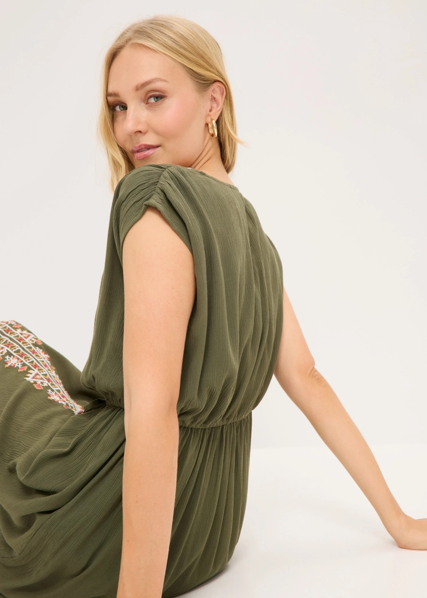 Robe midi bohème en viscose fluide • olive foncé • Boutique bonprix