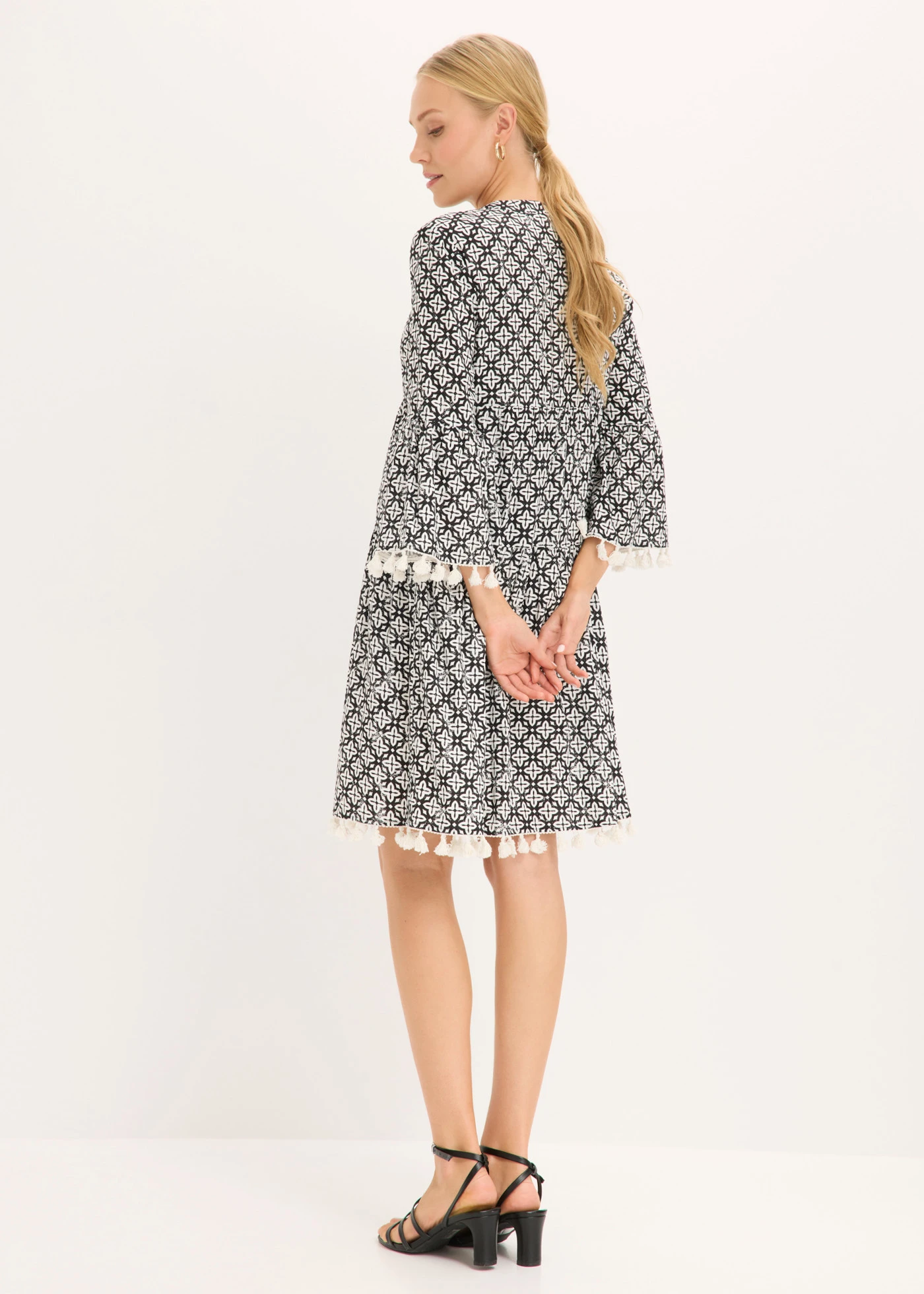 Rochie-tunică din viscoză moale • negru/ecru • magazin bonprix