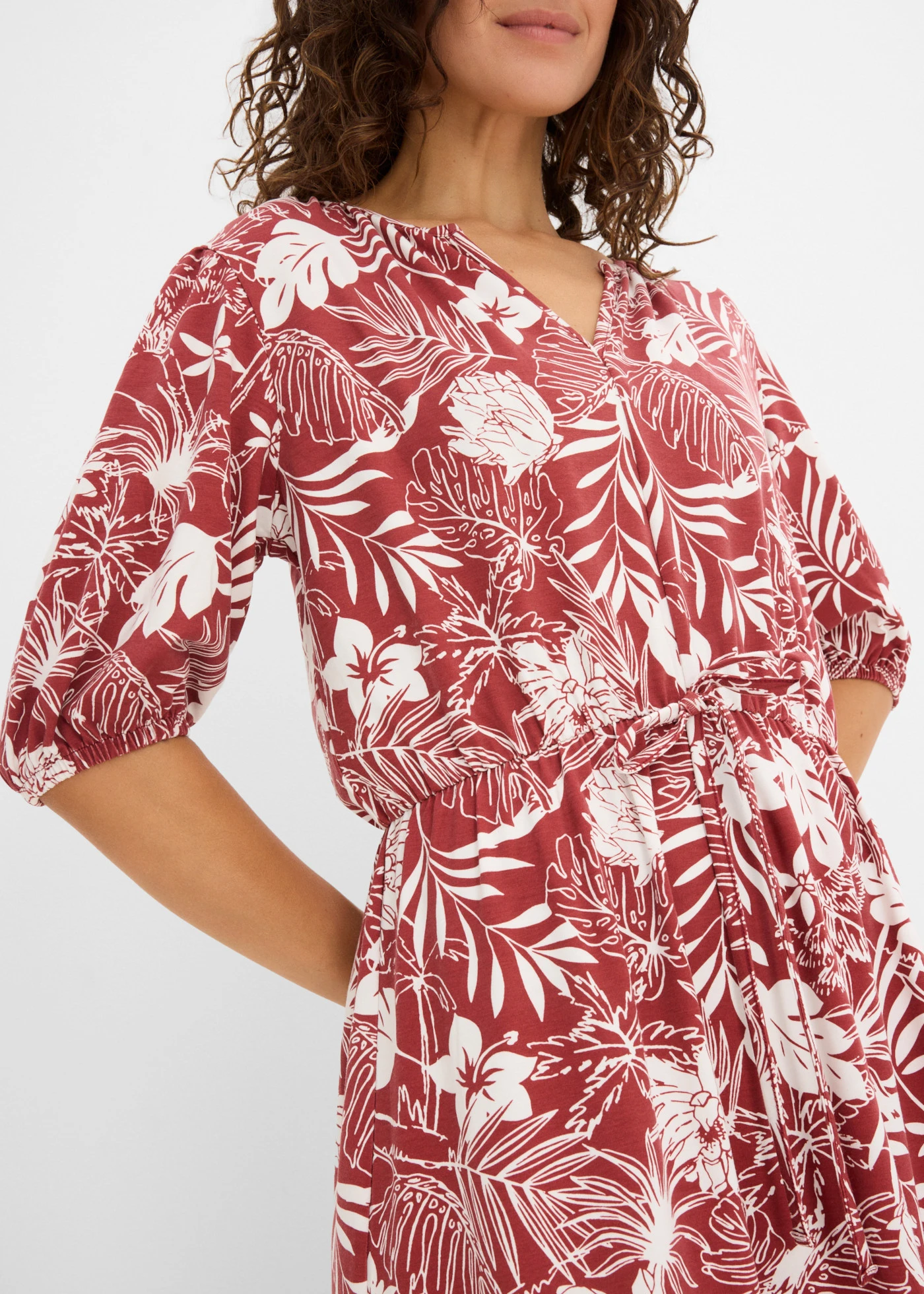 Sukienka z dżerseju z miękkiej mieszanki wiskozy • czerwony pustynny-biel wełny z nadrukiem • sklep bonprix