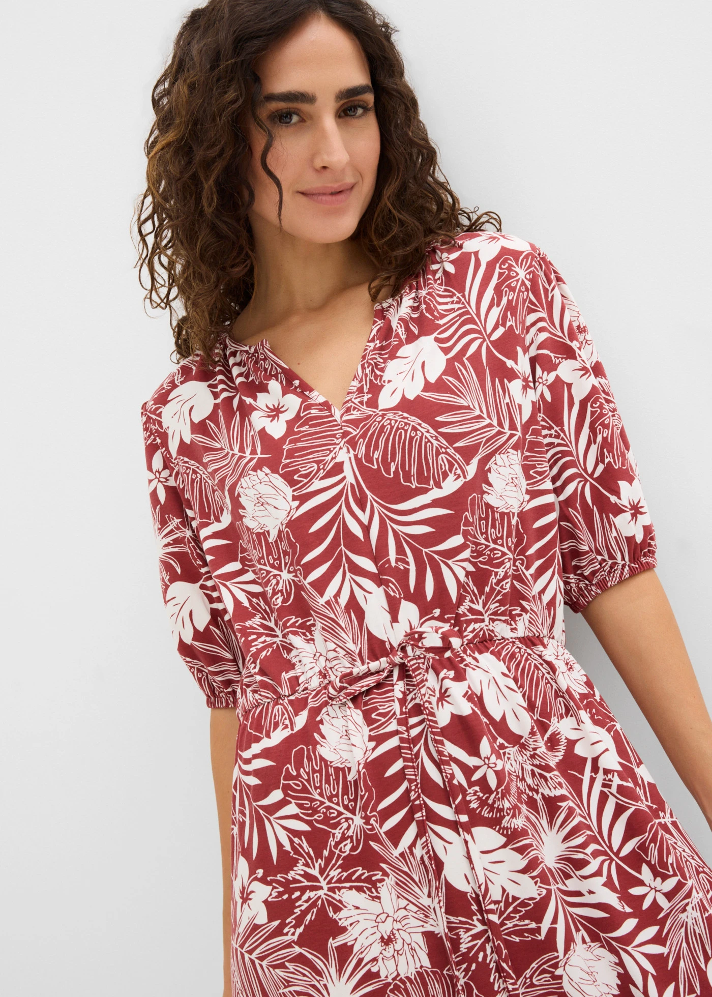 Sukienka z dżerseju z miękkiej mieszanki wiskozy • czerwony pustynny-biel wełny z nadrukiem • sklep bonprix