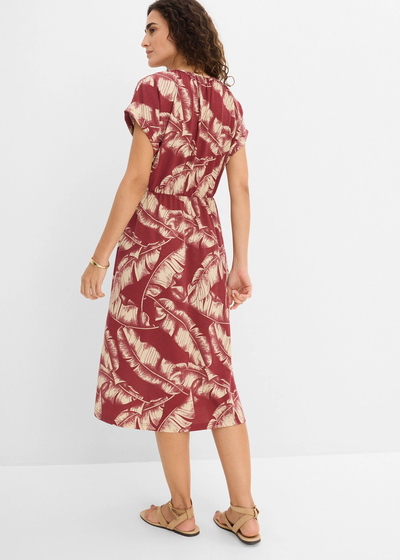 Robe en jersey fluide • rouge désert-sable clair imprimé • Boutique bonprix