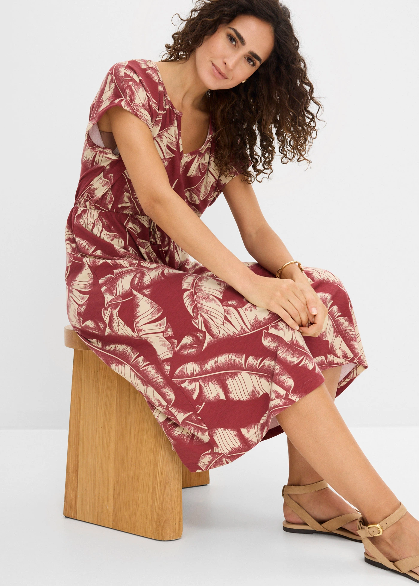 Robe en jersey fluide • rouge désert-sable clair imprimé • Boutique bonprix