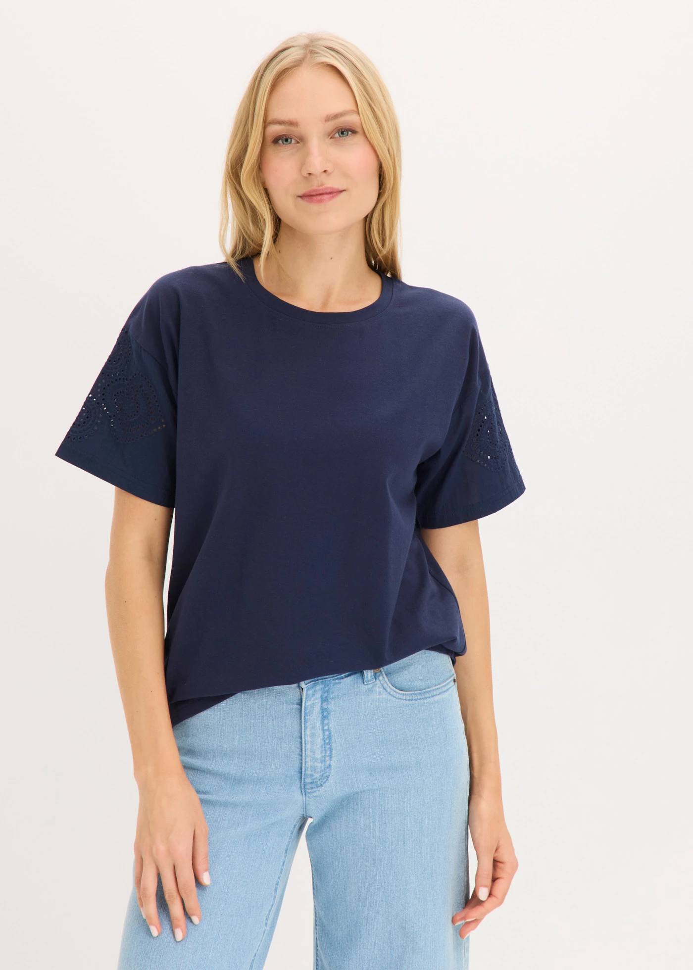 T-shirt met broderie anglaise • donkerblauw • bonprix online shop