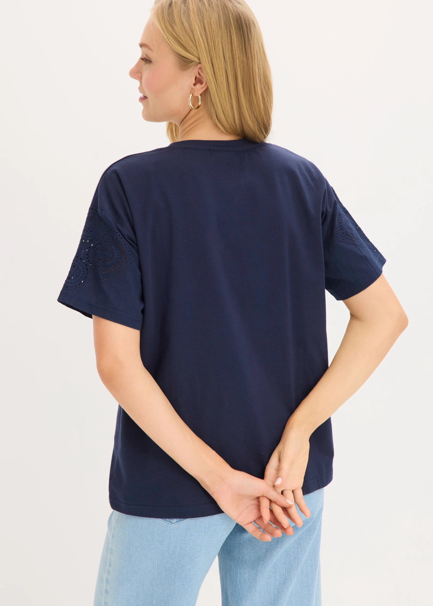 T-shirt avec broderies anglaises • bleu foncé • Boutique bonprix