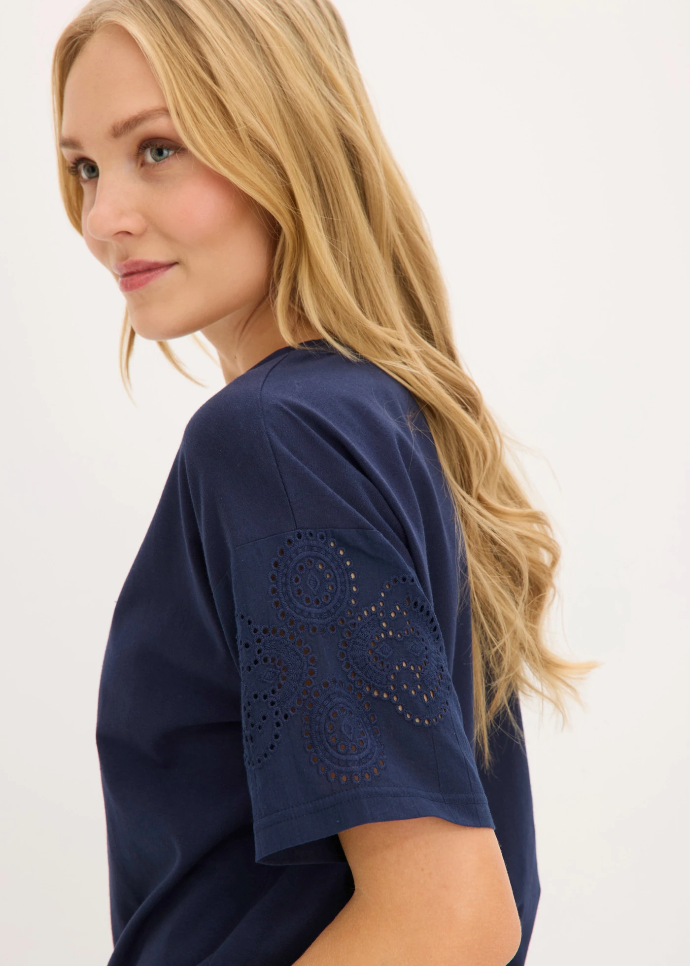 T-shirt met broderie anglaise • donkerblauw • bonprix online shop
