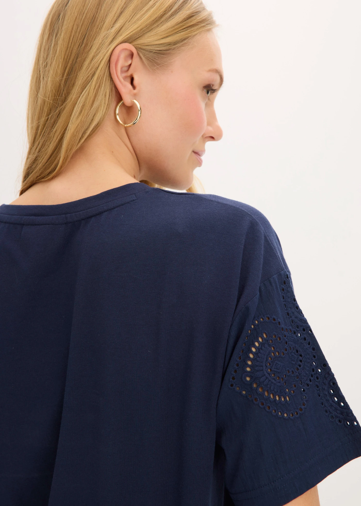 T-shirt met broderie anglaise • donkerblauw • bonprix online shop