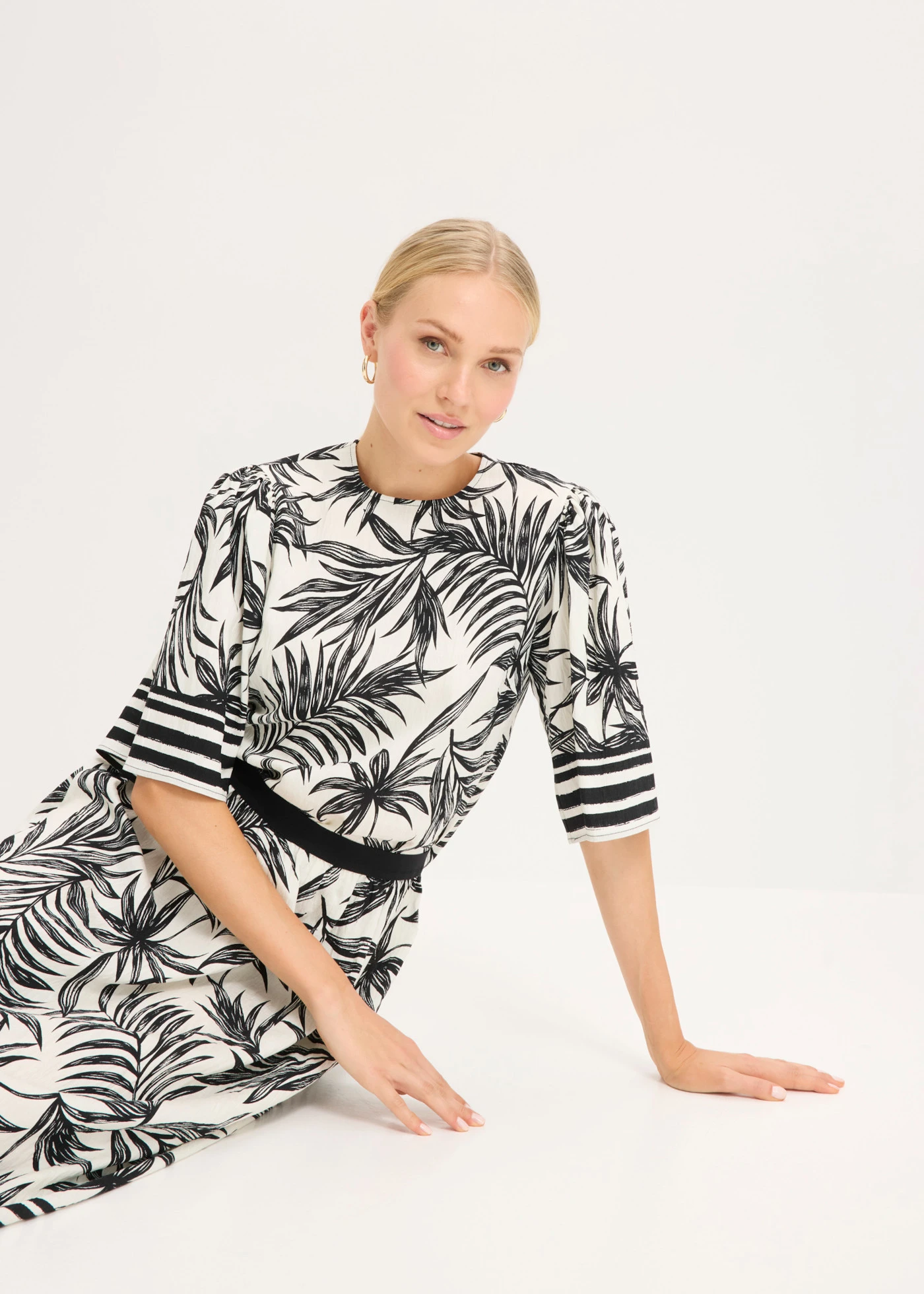 Blouse manches courtes • noir-blanc imprimé • Boutique bonprix