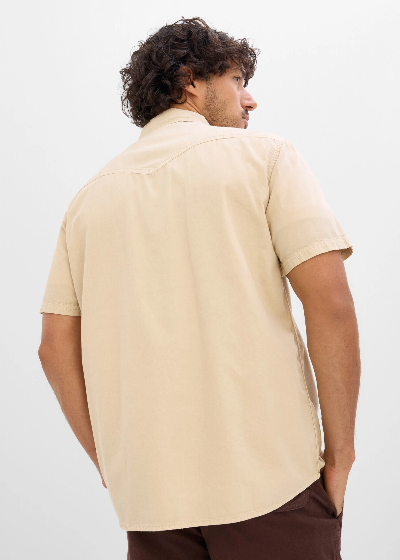 Spijkeroverhemd met korte mouwen van coloured denim, slim fit • lichtsand • bonprix online shop