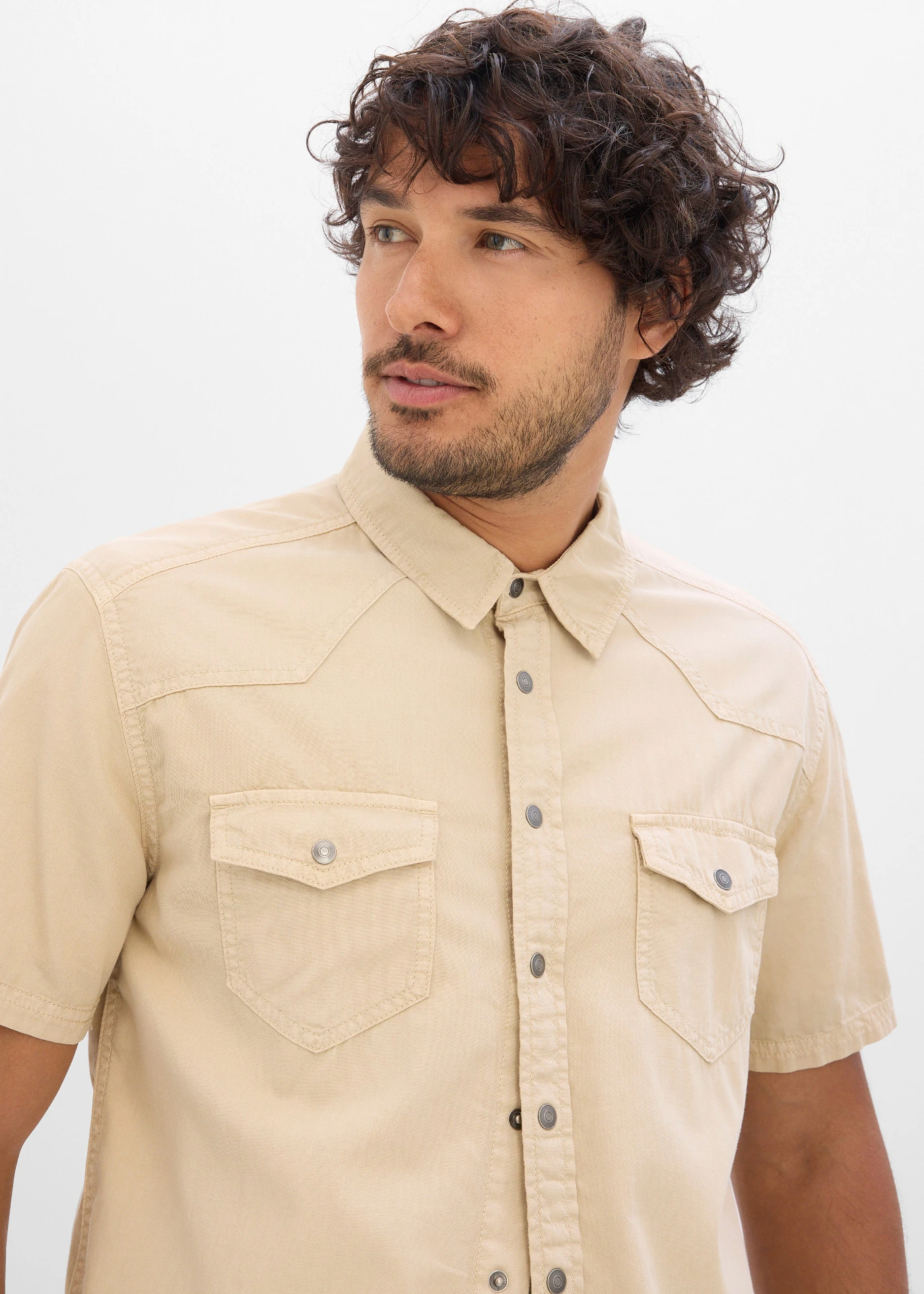 Cămașă de blugi cu mânecă scurtă, din denim colorat, Slim Fit • bej nisipiu mat • magazin bonprix
