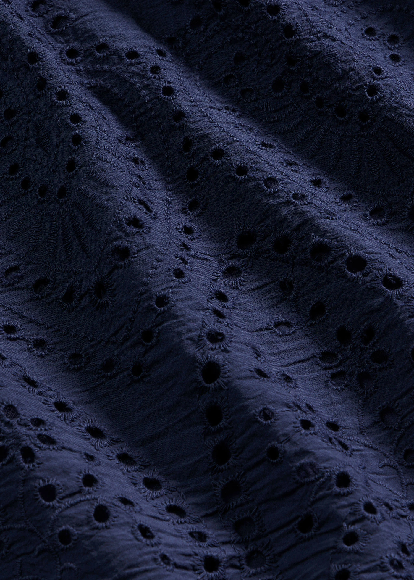 T-shirt à broderies anglaises • bleu foncé • Boutique bonprix