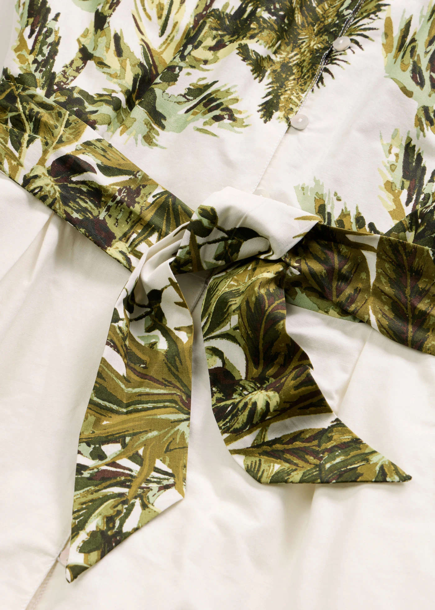 Robe-chemise avec lien à nouer • blanc nacré-olive imprimé • Boutique bonprix