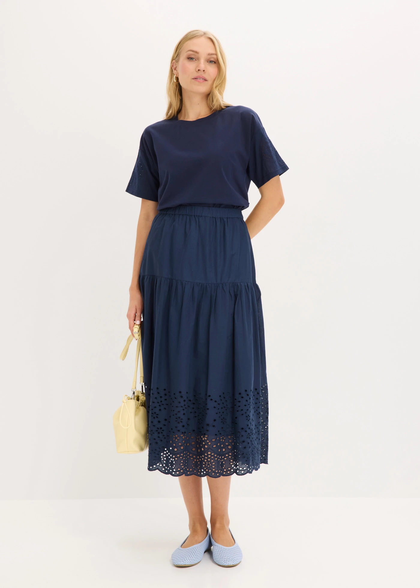 Jupe midi 100% coton avec broderies anglaises • bleu foncé • Boutique bonprix