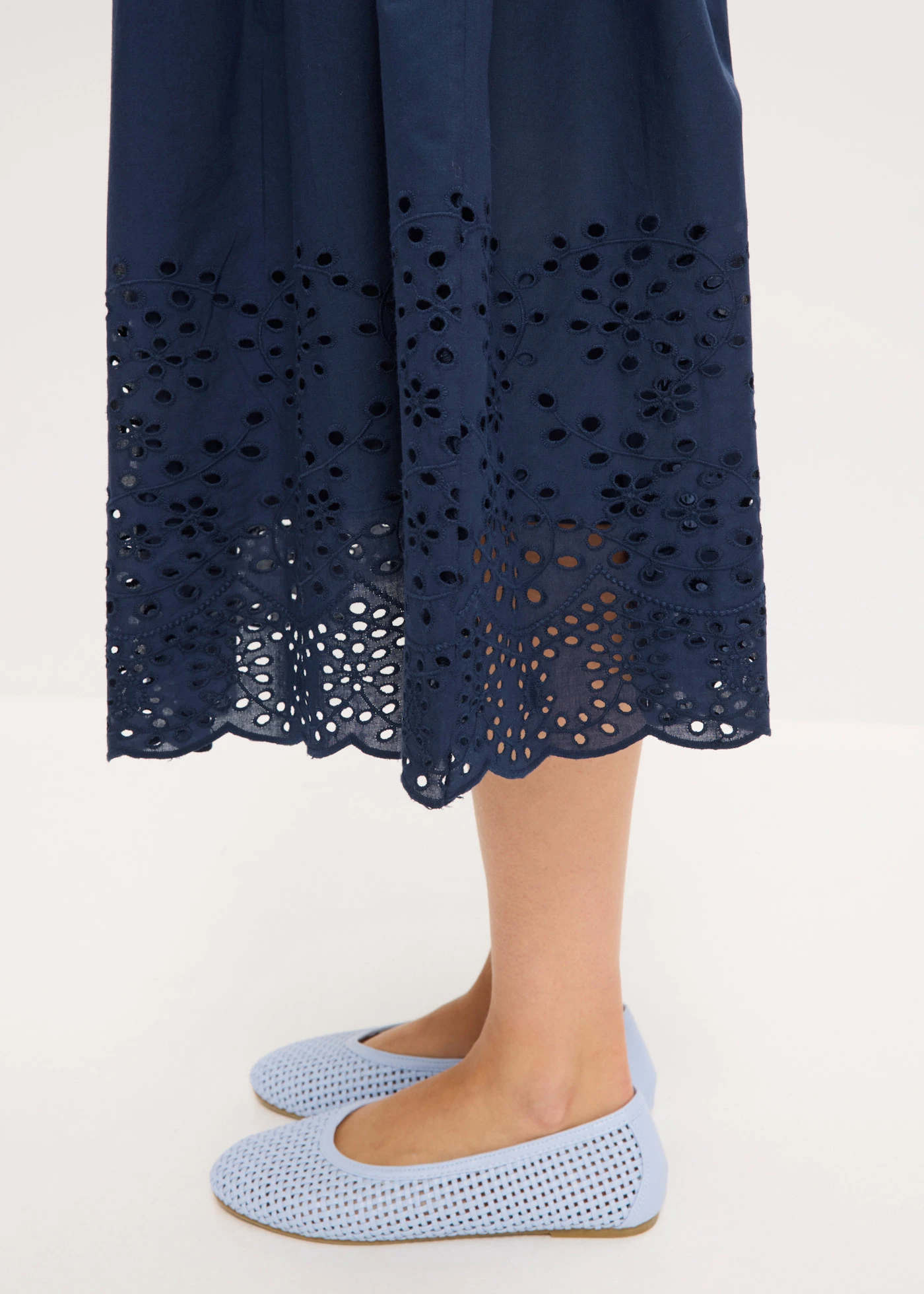 Jupe midi 100% coton avec broderies anglaises • bleu foncé • Boutique bonprix