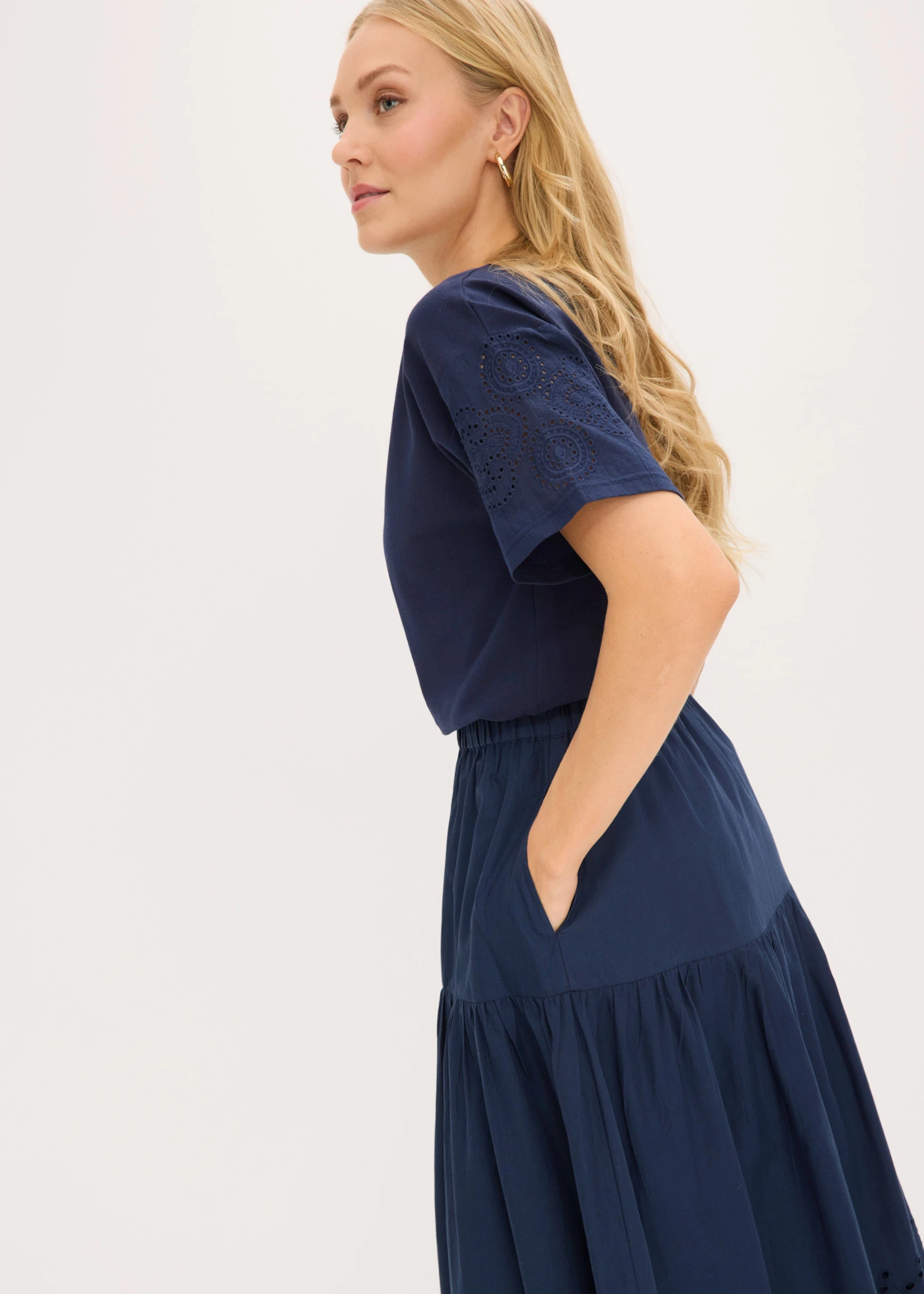 Fustă midi din bumbac 100% cu broderie spartă • bleumarin • magazin bonprix