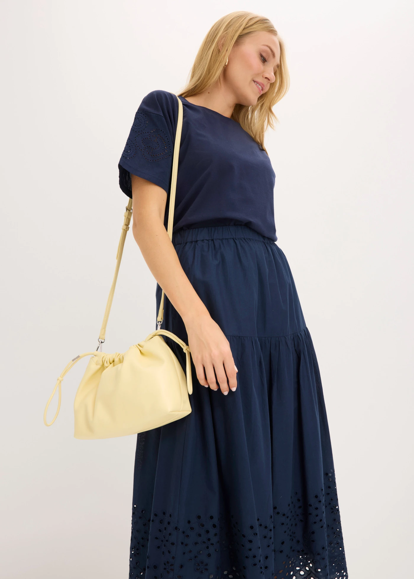 Jupe midi 100% coton avec broderies anglaises • bleu foncé • Boutique bonprix