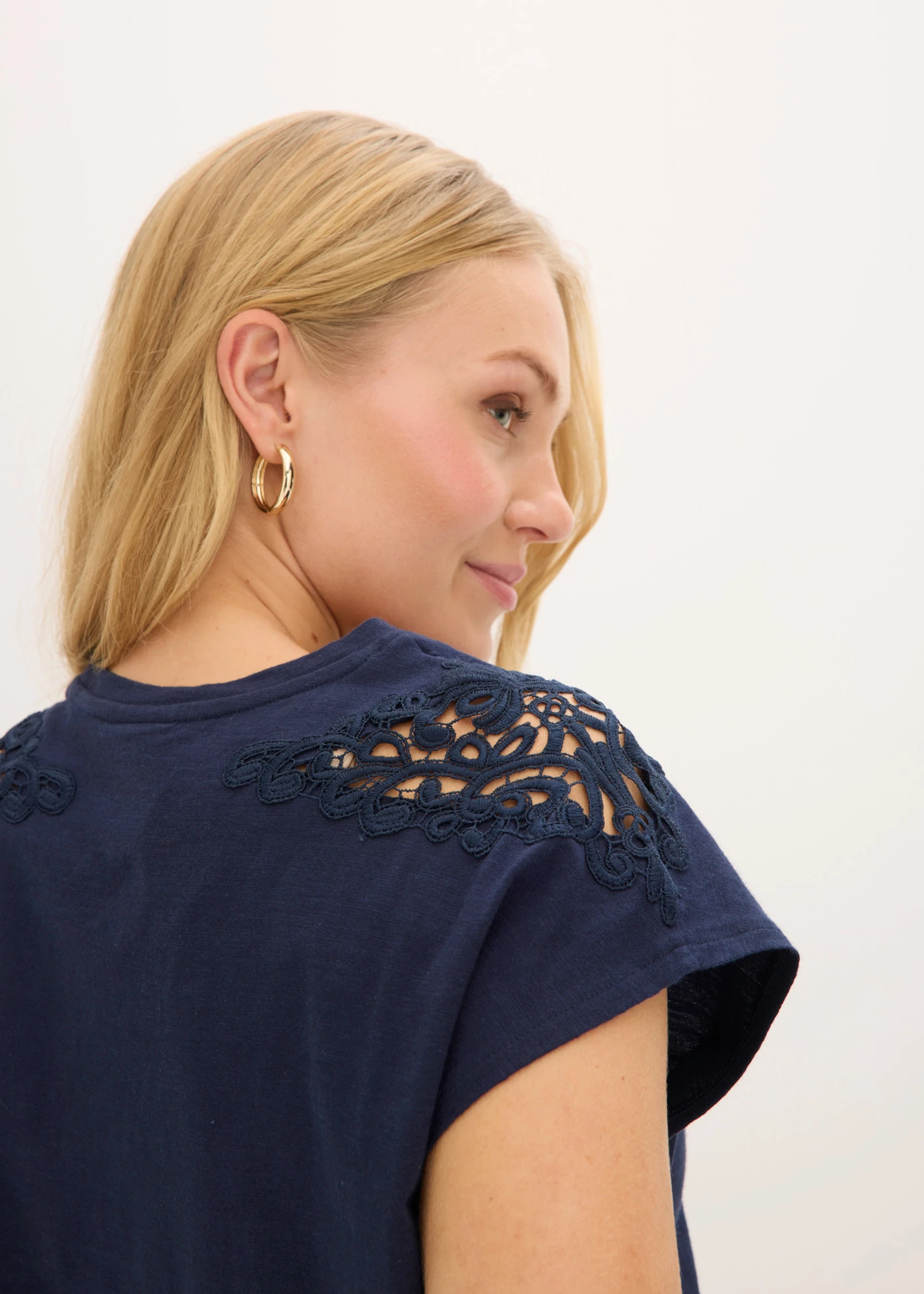 Shirt van puur katoen met kanten inzetstuk • donkerblauw • bonprix online shop