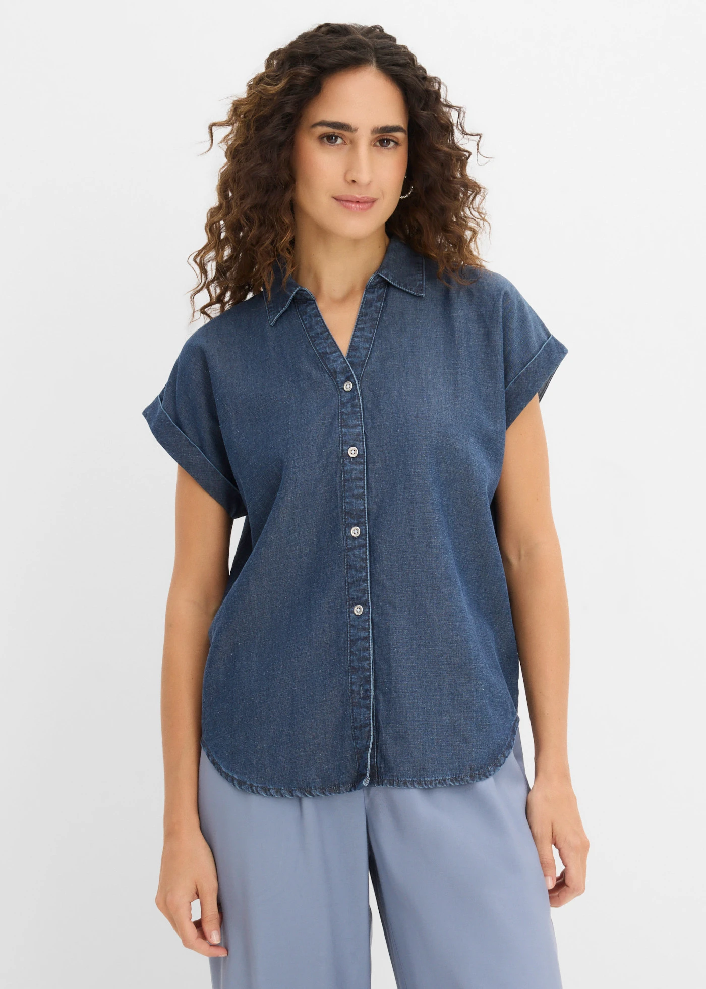 Bluzka dżinsowa z krótkim rękawem, z domieszką lnu • granatowy denim • sklep bonprix