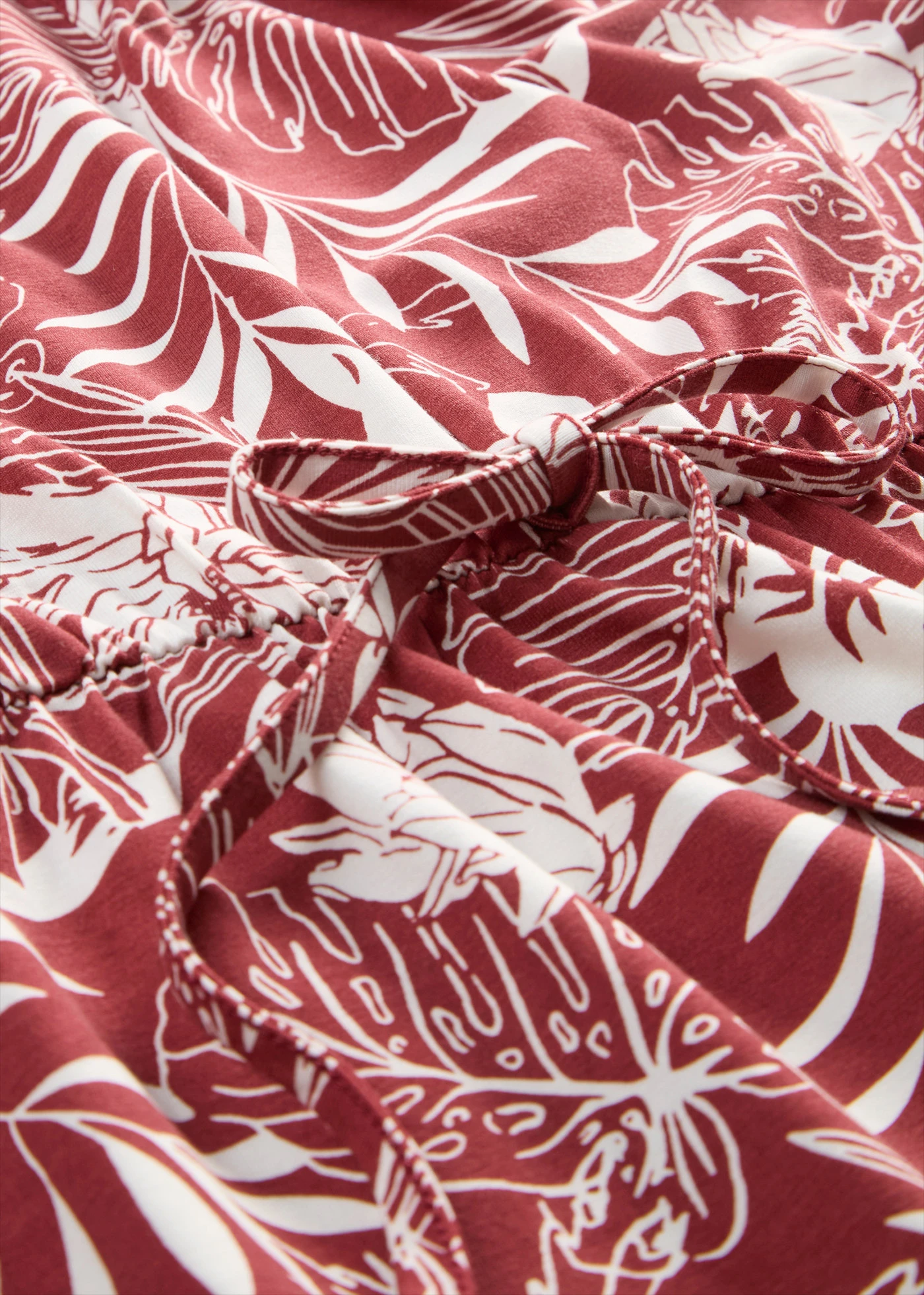 Sukienka z dżerseju z miękkiej mieszanki wiskozy • czerwony pustynny-biel wełny z nadrukiem • sklep bonprix