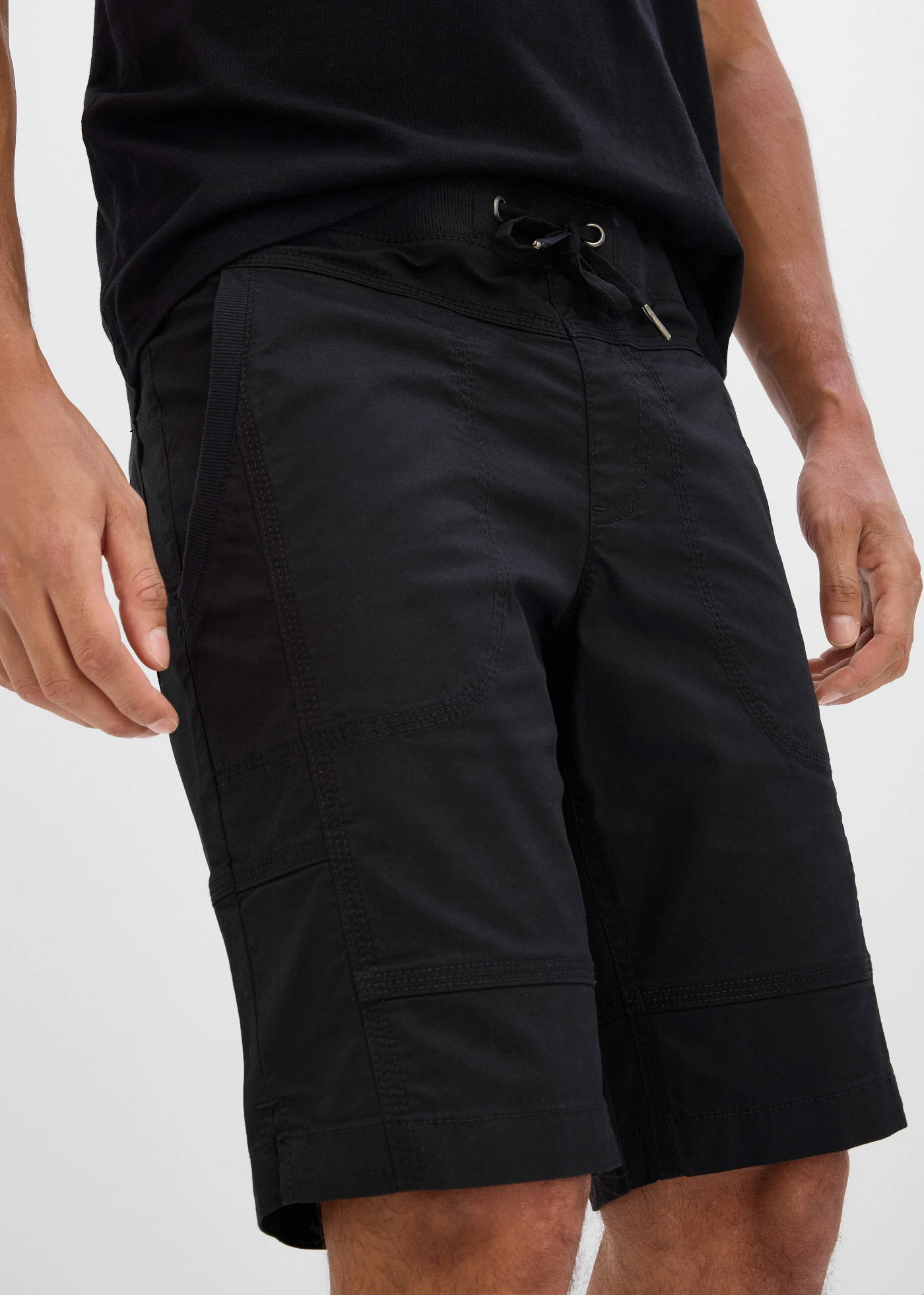 Bermudy ze stretchem z elastyczną talią, regular fit • czarny • sklep bonprix