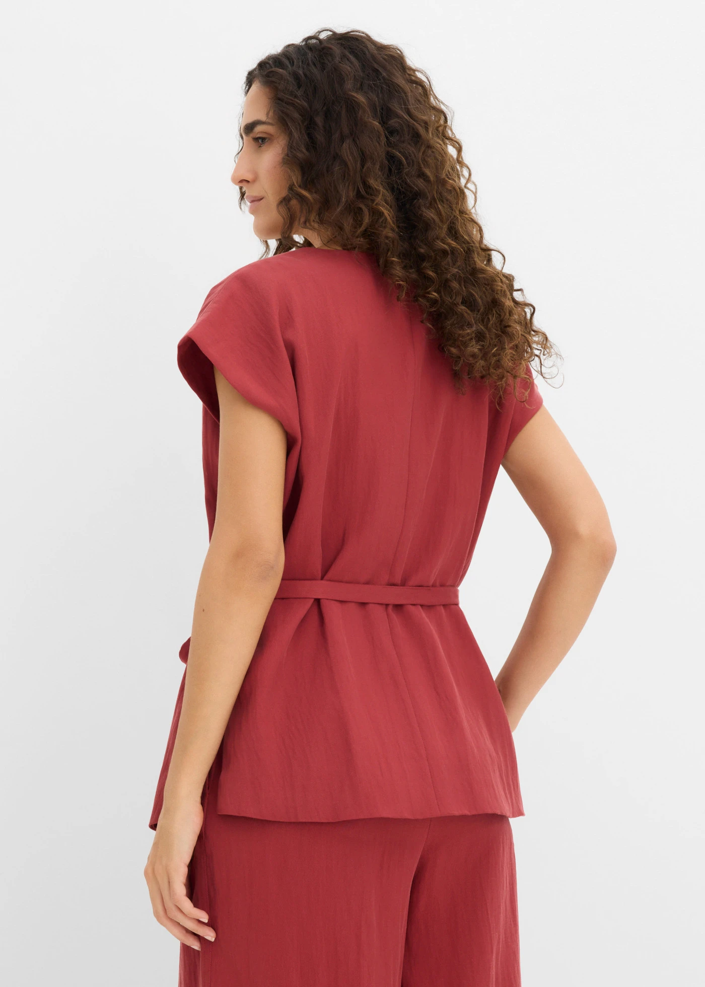 Top w stylu kamizelki z paskiem, z mieszanki wiskozy • czerwony pustynny • sklep bonprix