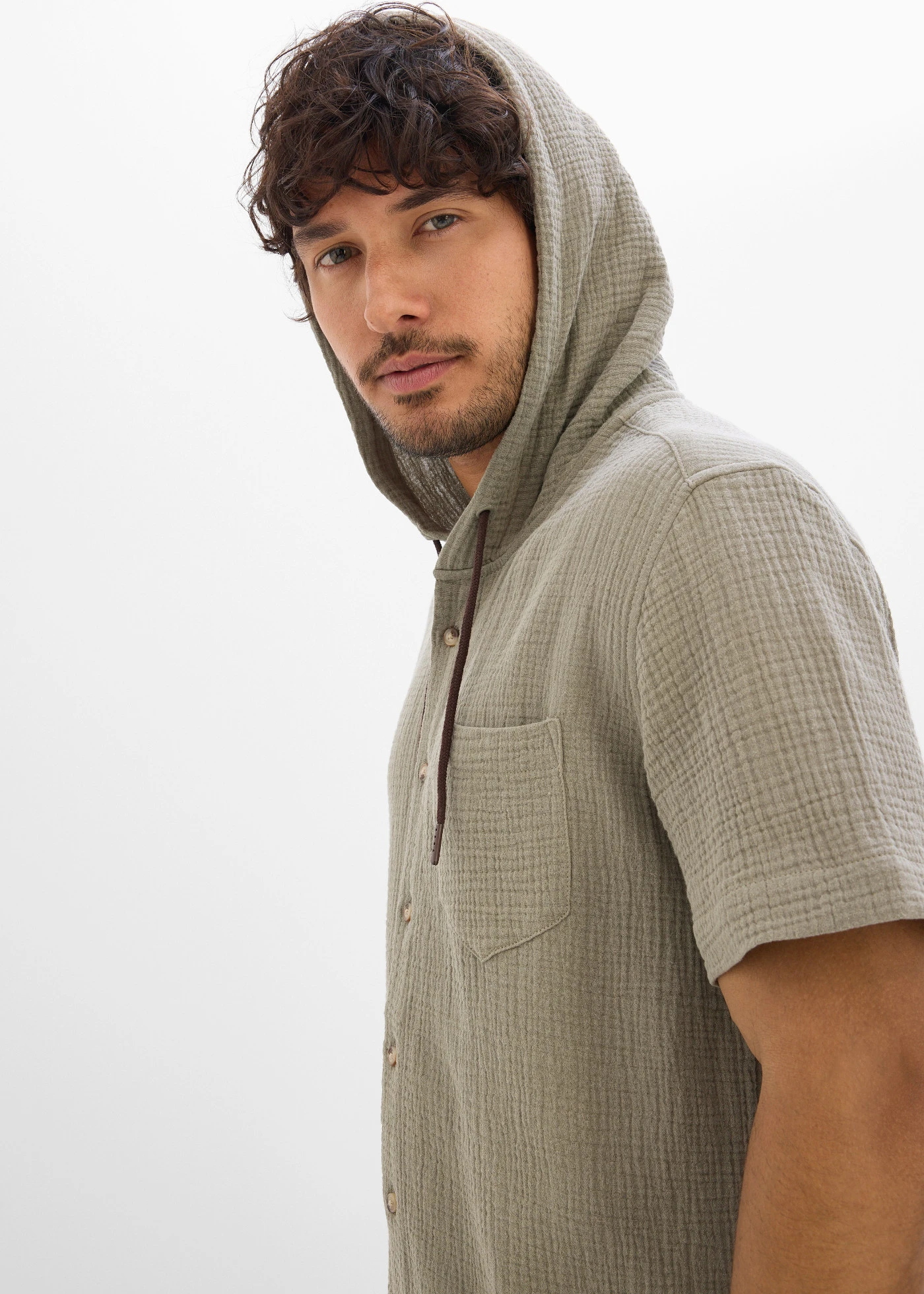 Chemise manches courtes en gaze de coton • olive fumé • Boutique bonprix