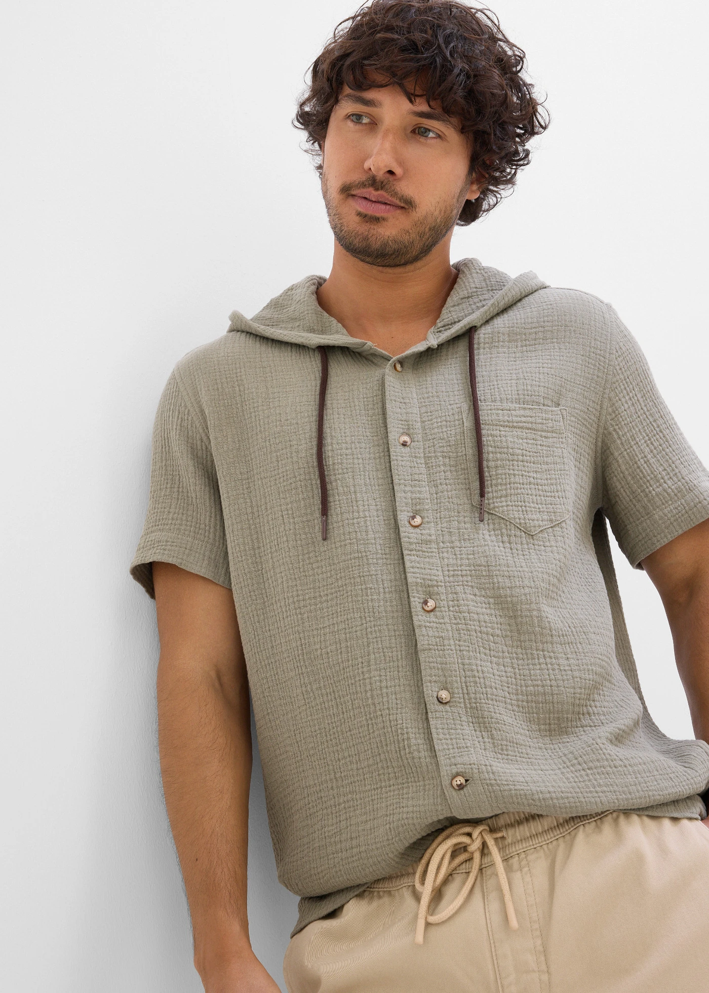 Chemise manches courtes en gaze de coton • olive fumé • Boutique bonprix