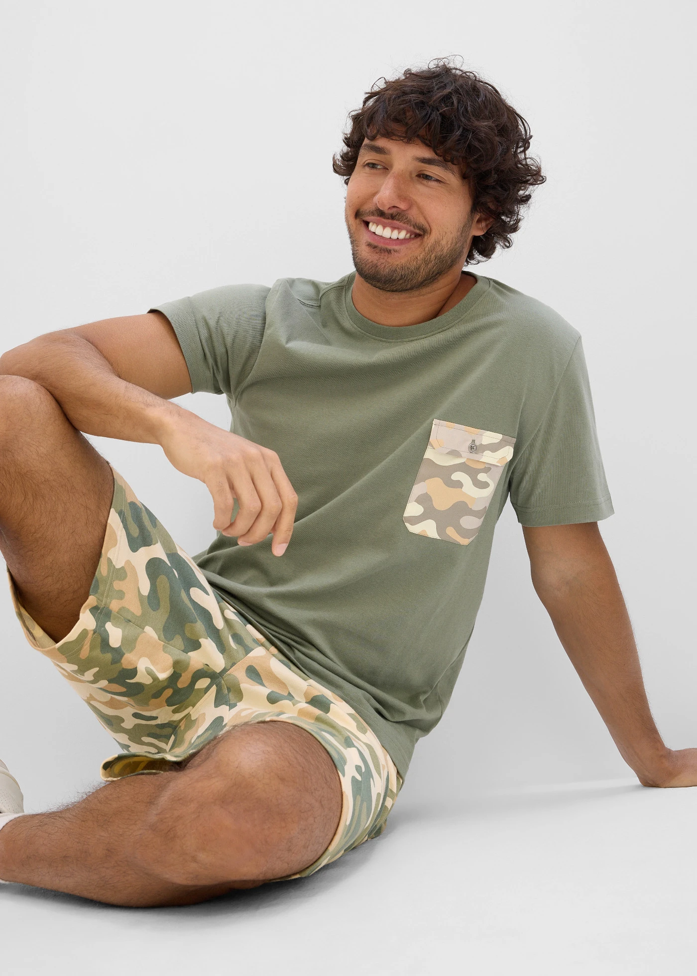 T-shirt slim 100% coton avec poche poitrine • vert mousse • Boutique bonprix