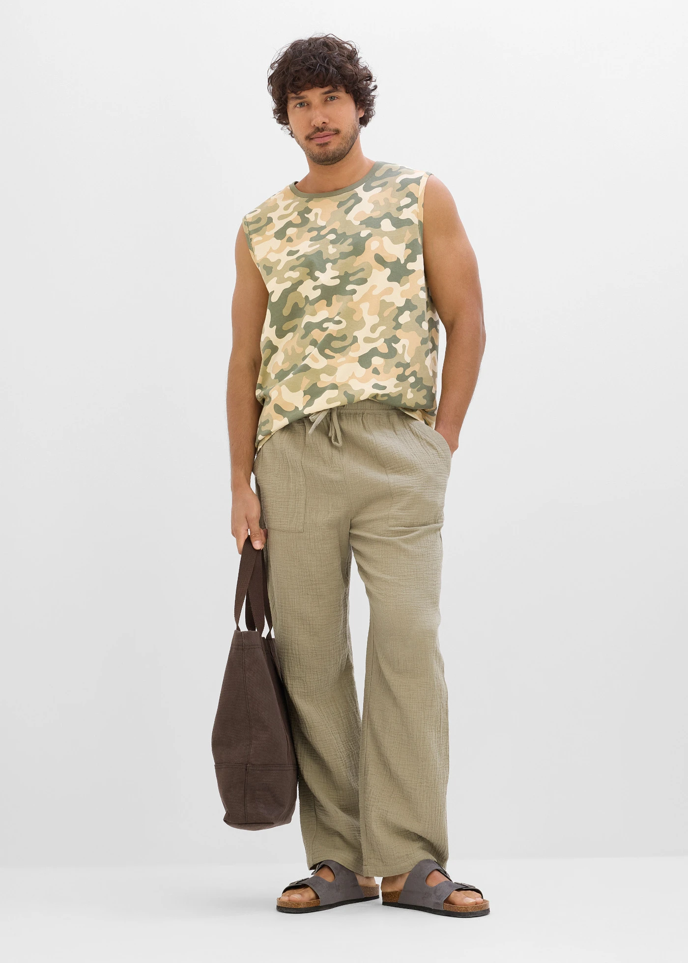 Pantalon loose en gaze de coton à taille élastiquée, fuselé • olive fumé • Boutique bonprix