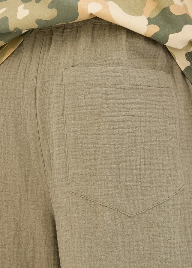 Loose fit instappbroek van zachte mousseline, tapered • rookolijfgroen • product-page.page-title-suffix